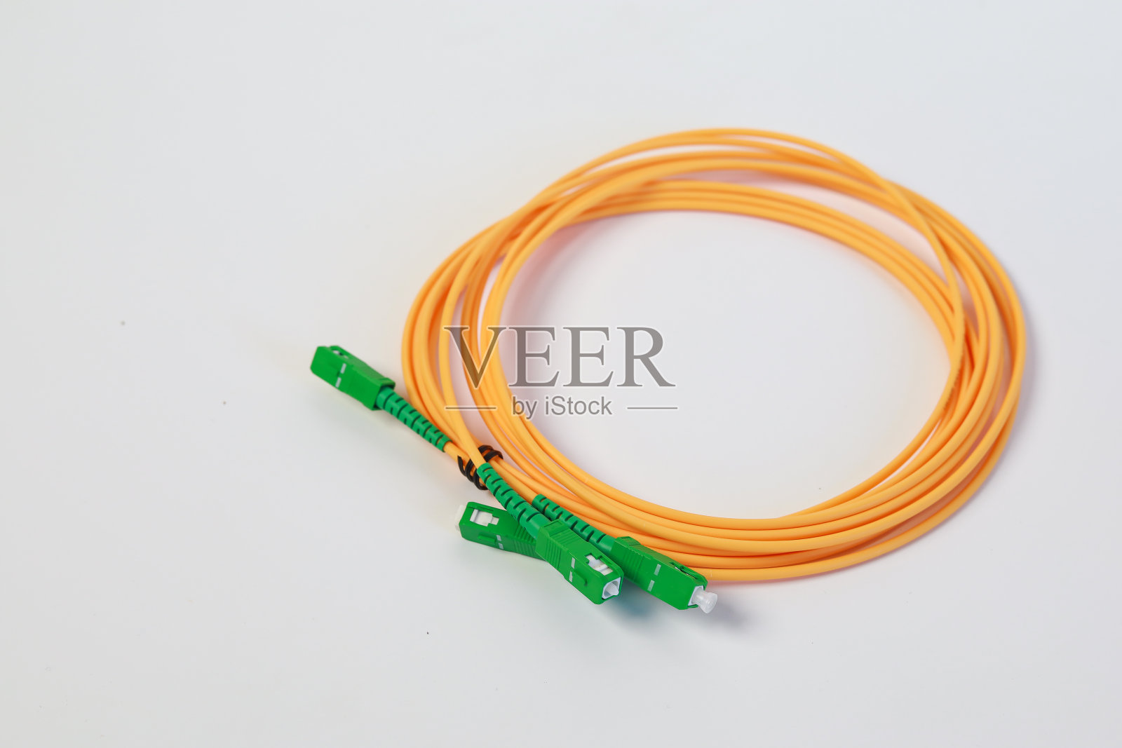 白色背景上隔离的光纤电缆照片摄影图片