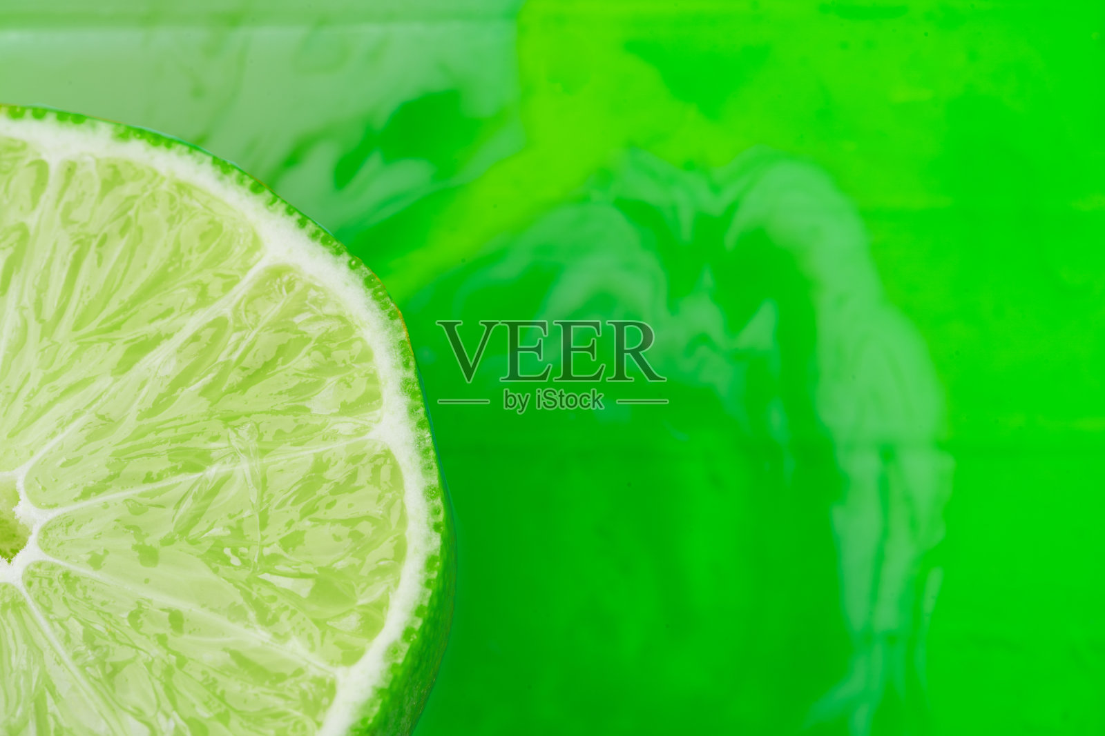 手工肥皂与石灰在白色的背景照片摄影图片