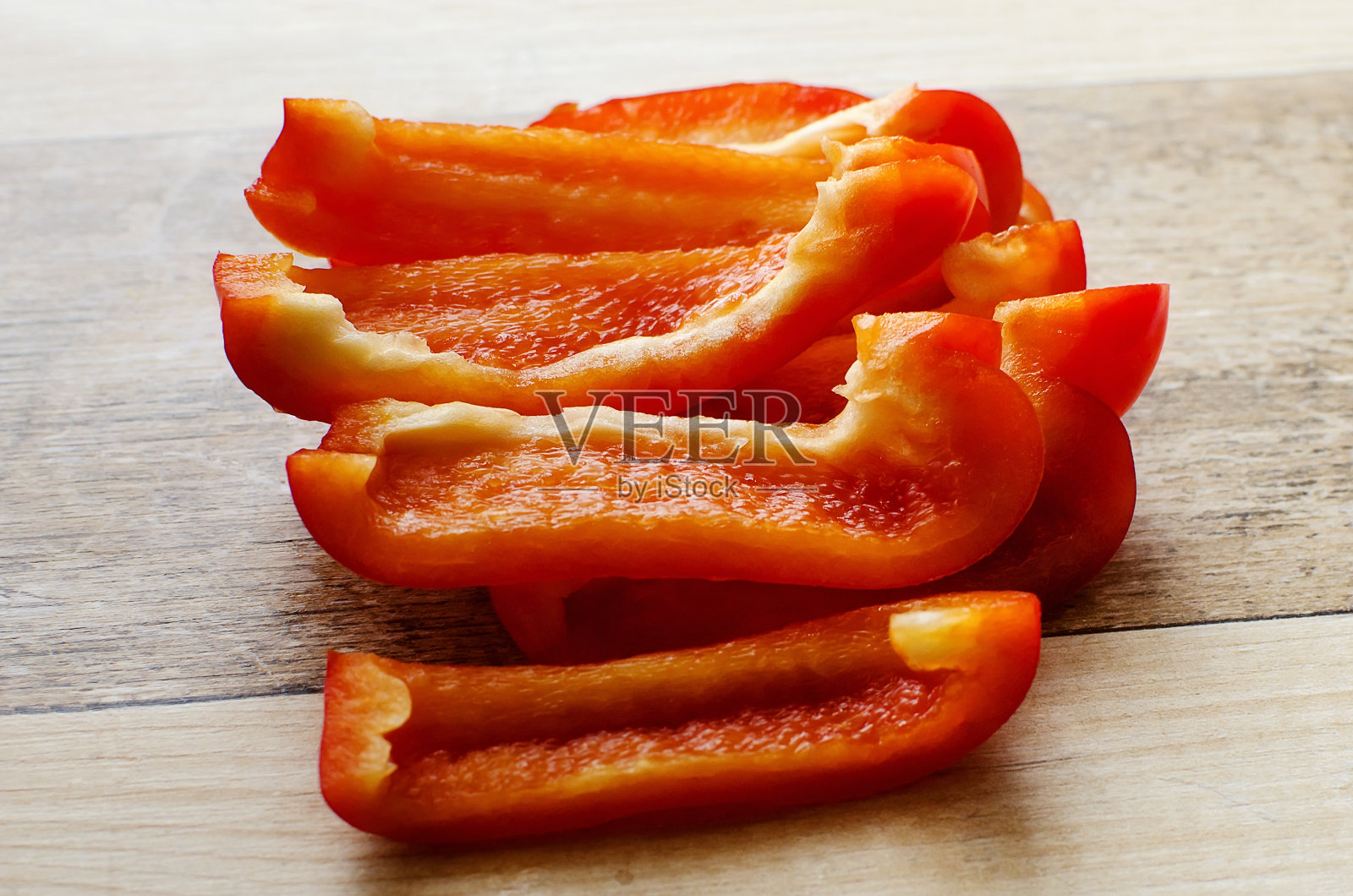 切好的红甜椒放在木板上。特写,有选择性的重点。照片摄影图片