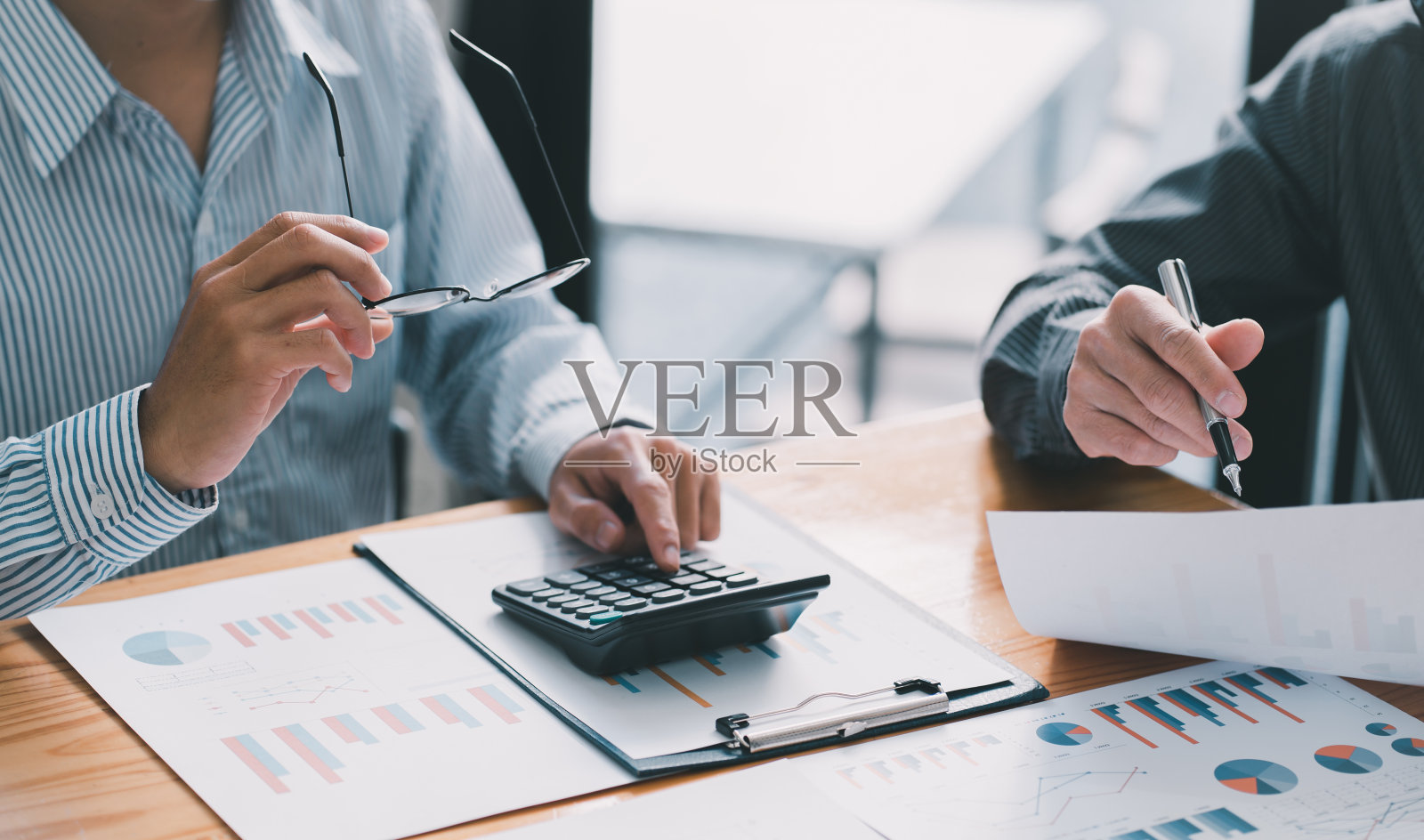 经营与投资理念。商务人士讨论图表和图表显示他们成功的团队合作的结果。照片摄影图片