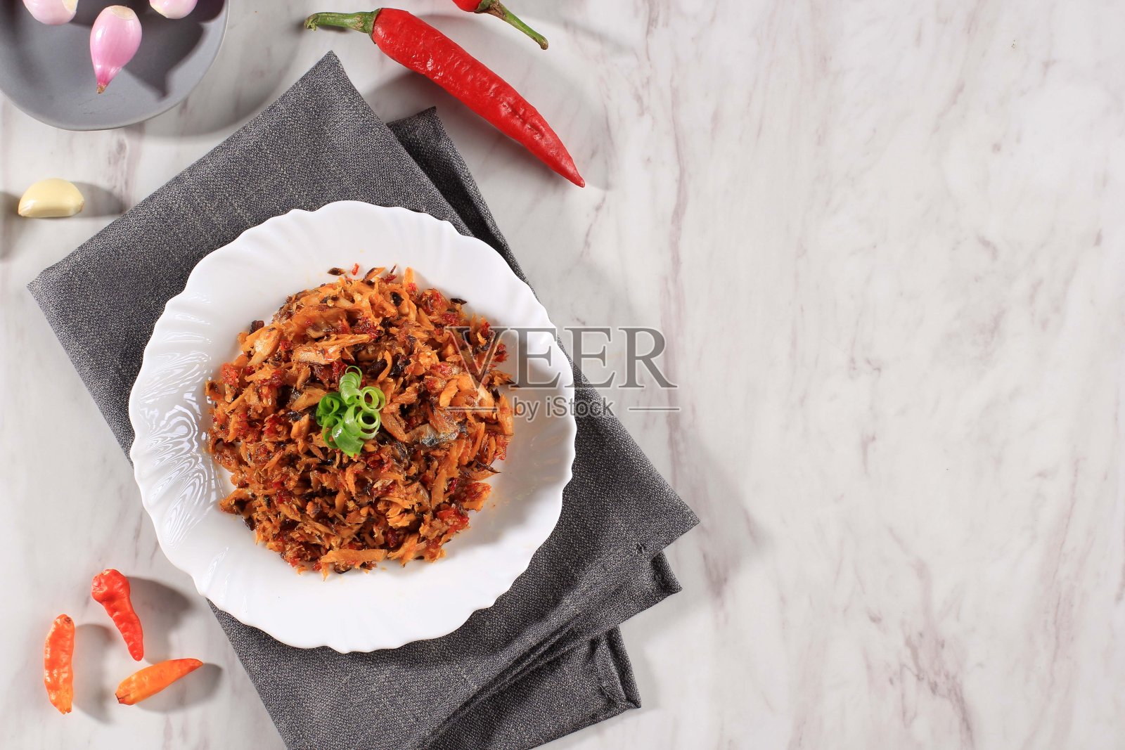 辣金枪鱼丝(Pindang Tongkol Suwir Pedas -印度尼西亚)是印度尼西亚的一种食物照片摄影图片