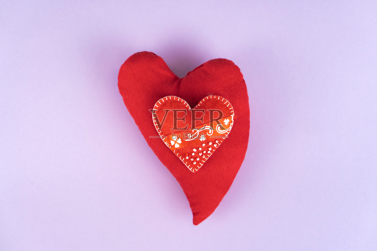 俯视图情人节概念与复制空间。小纺织心在大心在紫色的纸上照片摄影图片