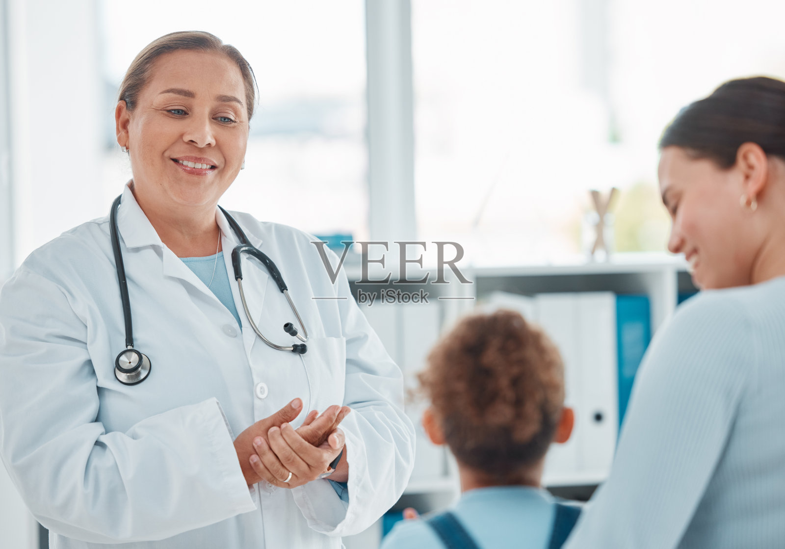 一个医生在诊所里给一个小女孩咨询照片摄影图片