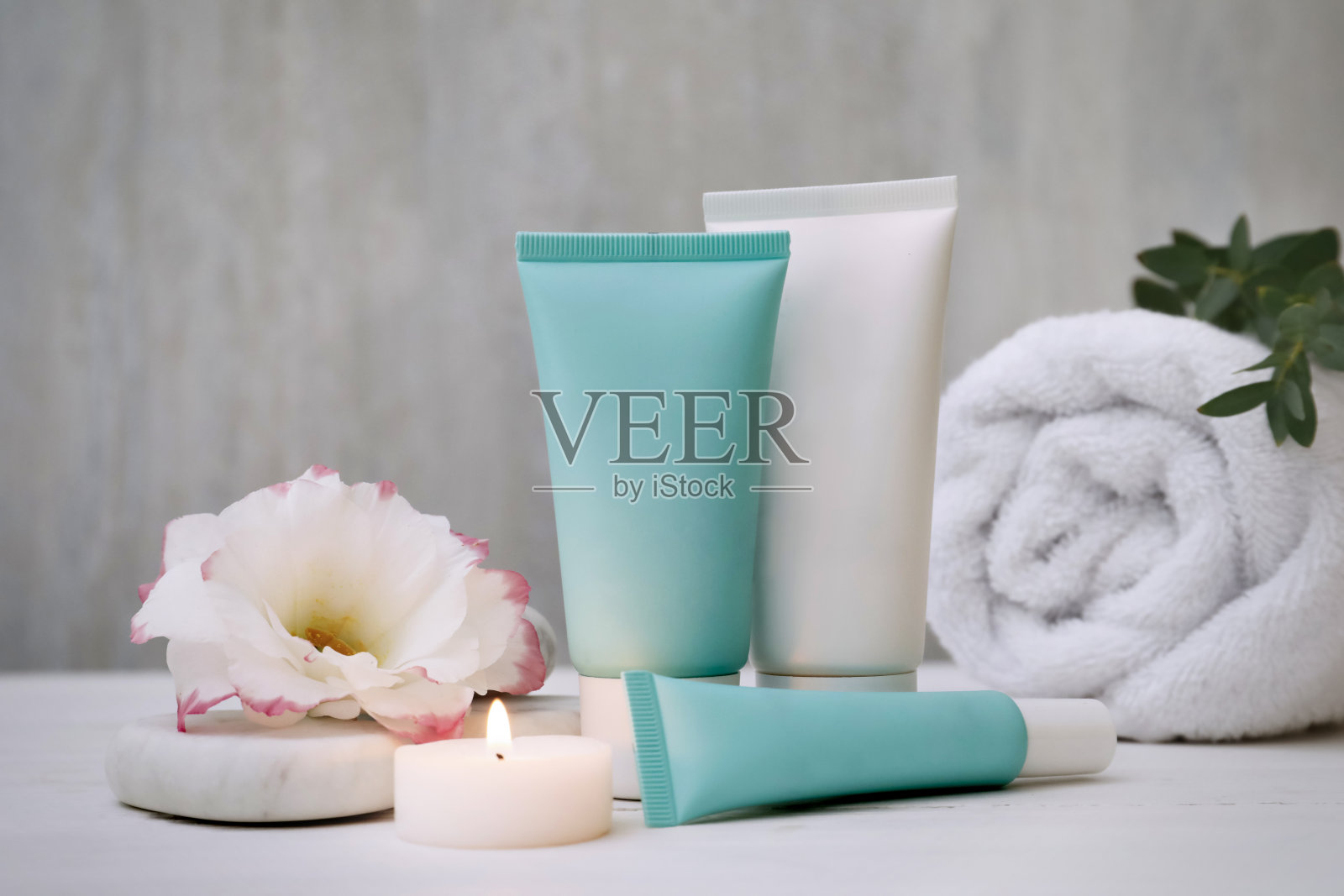 白色的桌子上有化妆品成分照片摄影图片