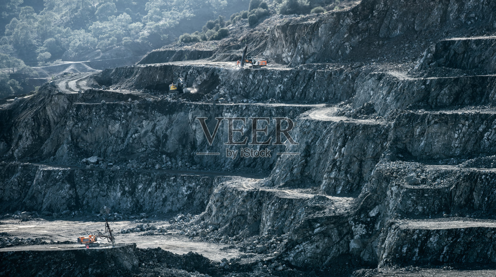 在辉绿岩采石场工作的钻机和装载机照片摄影图片