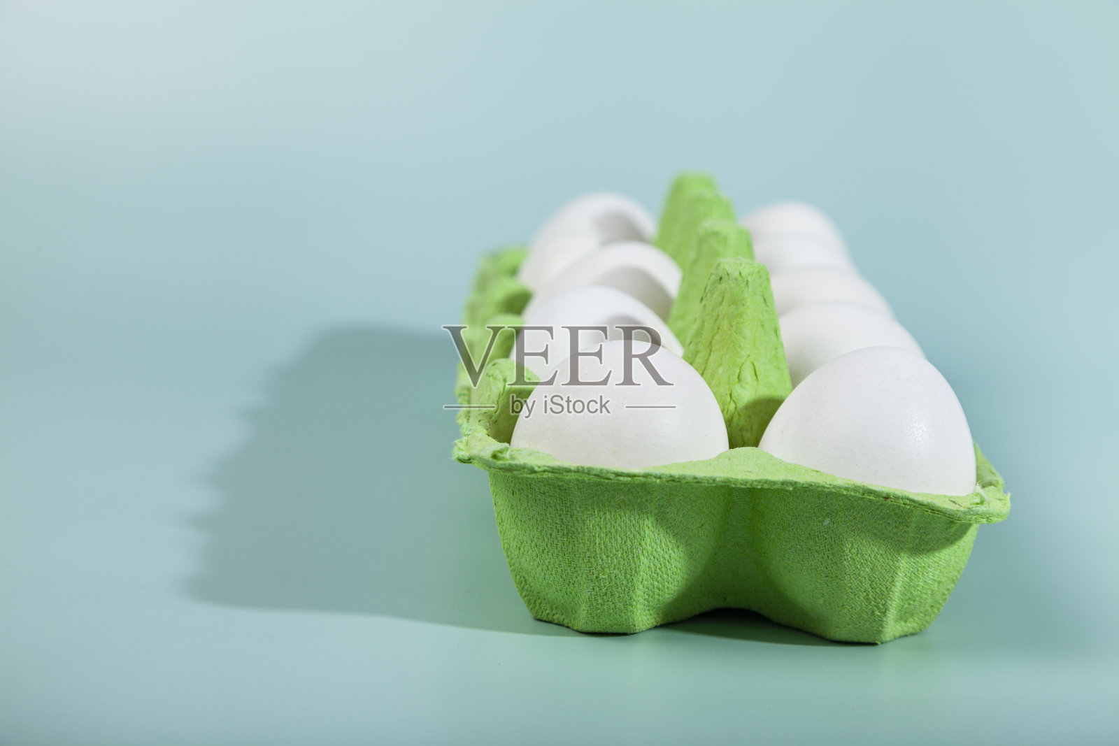 复活节彩蛋。白色的鸡蛋在绿色的背景。照片摄影图片