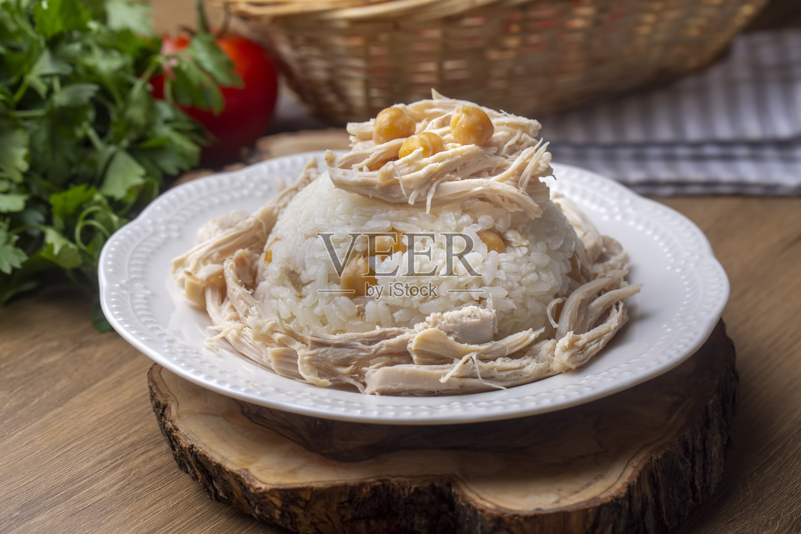 土耳其传统美食;鹰嘴豆和鸡肉米饭(土耳其名字;肉饭)照片摄影图片