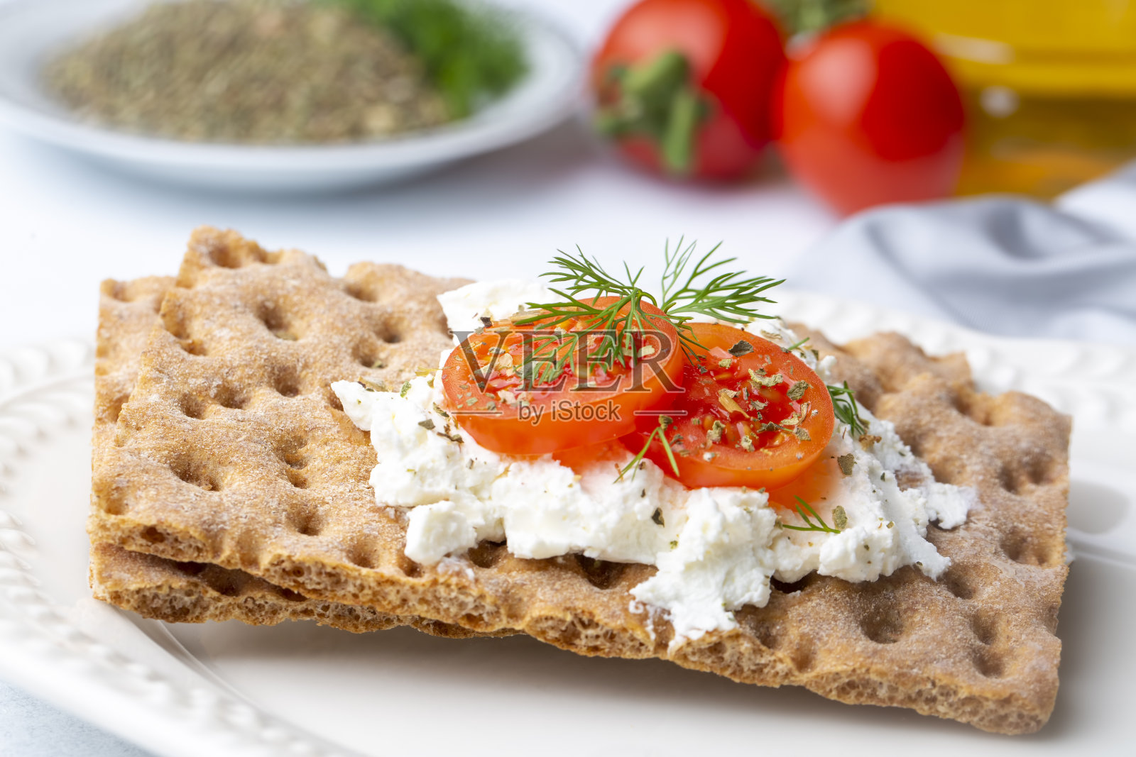 新鲜的黑麦脆面包与奶油芝士和蔬菜隔离照片摄影图片