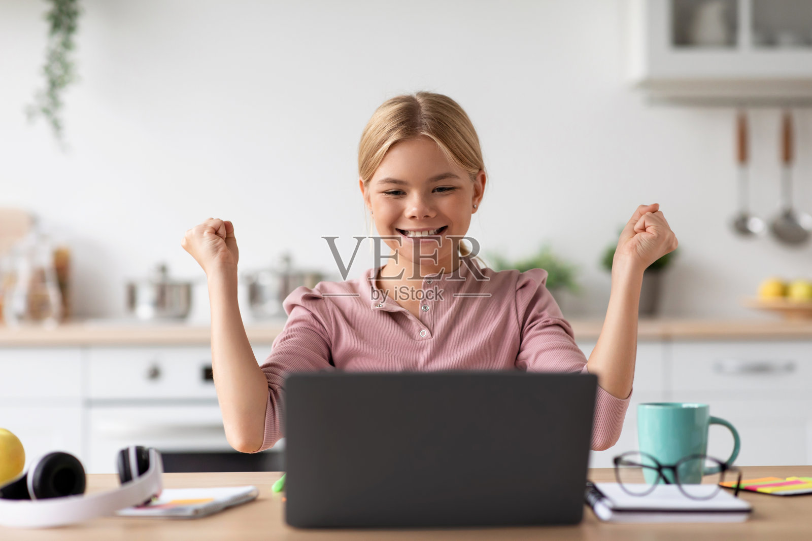 快乐兴奋的欧洲青年金发女学生庆祝胜利和优异的成绩照片摄影图片