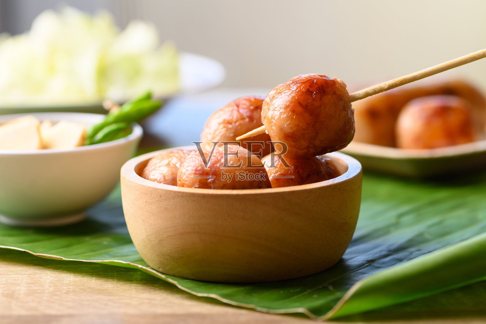 泰式香肠或伊桑香肠，猪肉末烤发酵米饭照片摄影图片