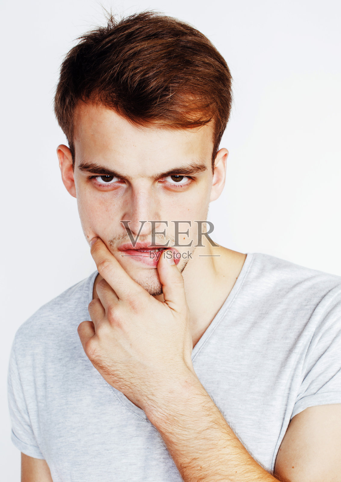 年轻帅气的潮男，摆出情绪激动，快乐的微笑照片摄影图片