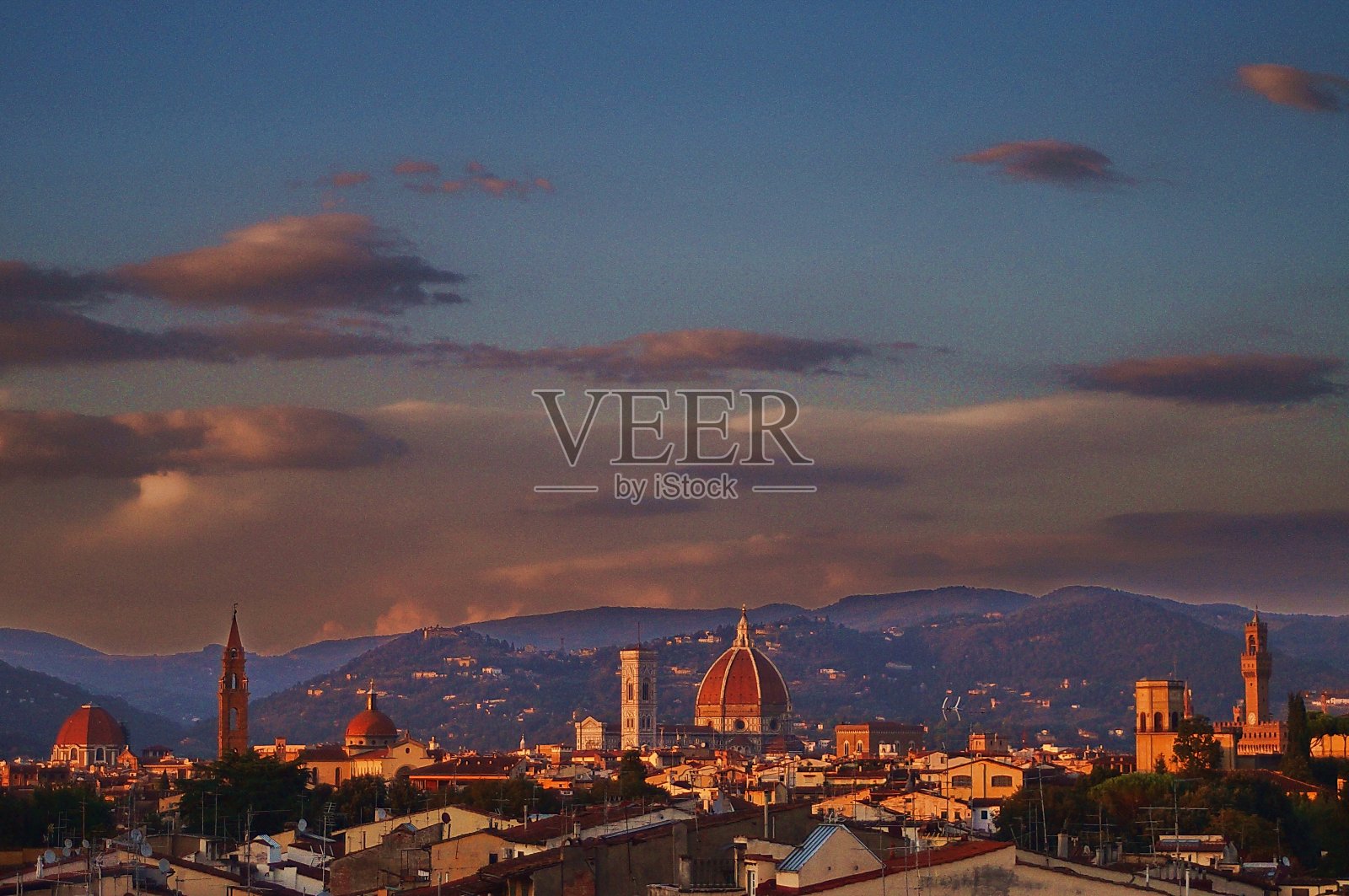 日落时从中世纪城墙上俯瞰的佛罗伦萨照片摄影图片