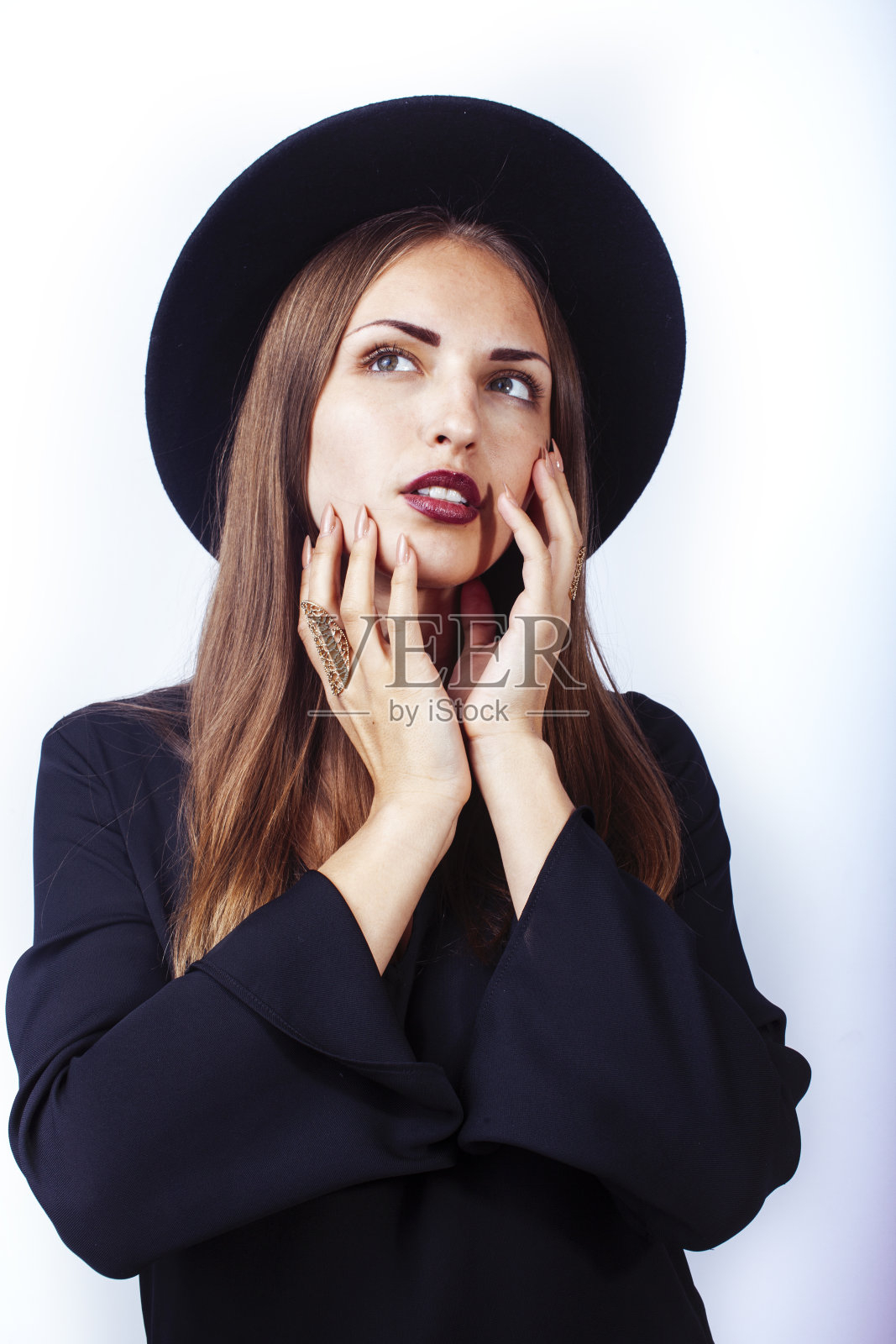 年轻漂亮时尚的金发优雅的女孩在帽子摆情感孤立在白色的背景，生活方式的人的概念照片摄影图片