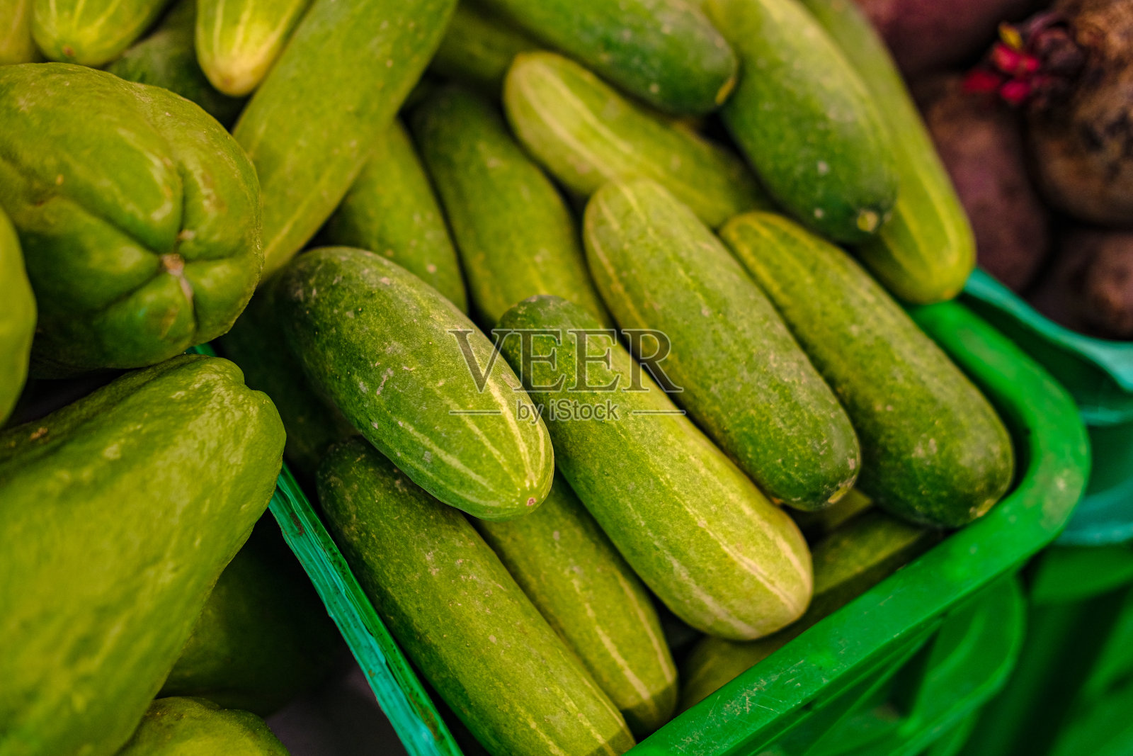 一盒准备在超级市场出售的新鲜黄瓜。照片摄影图片