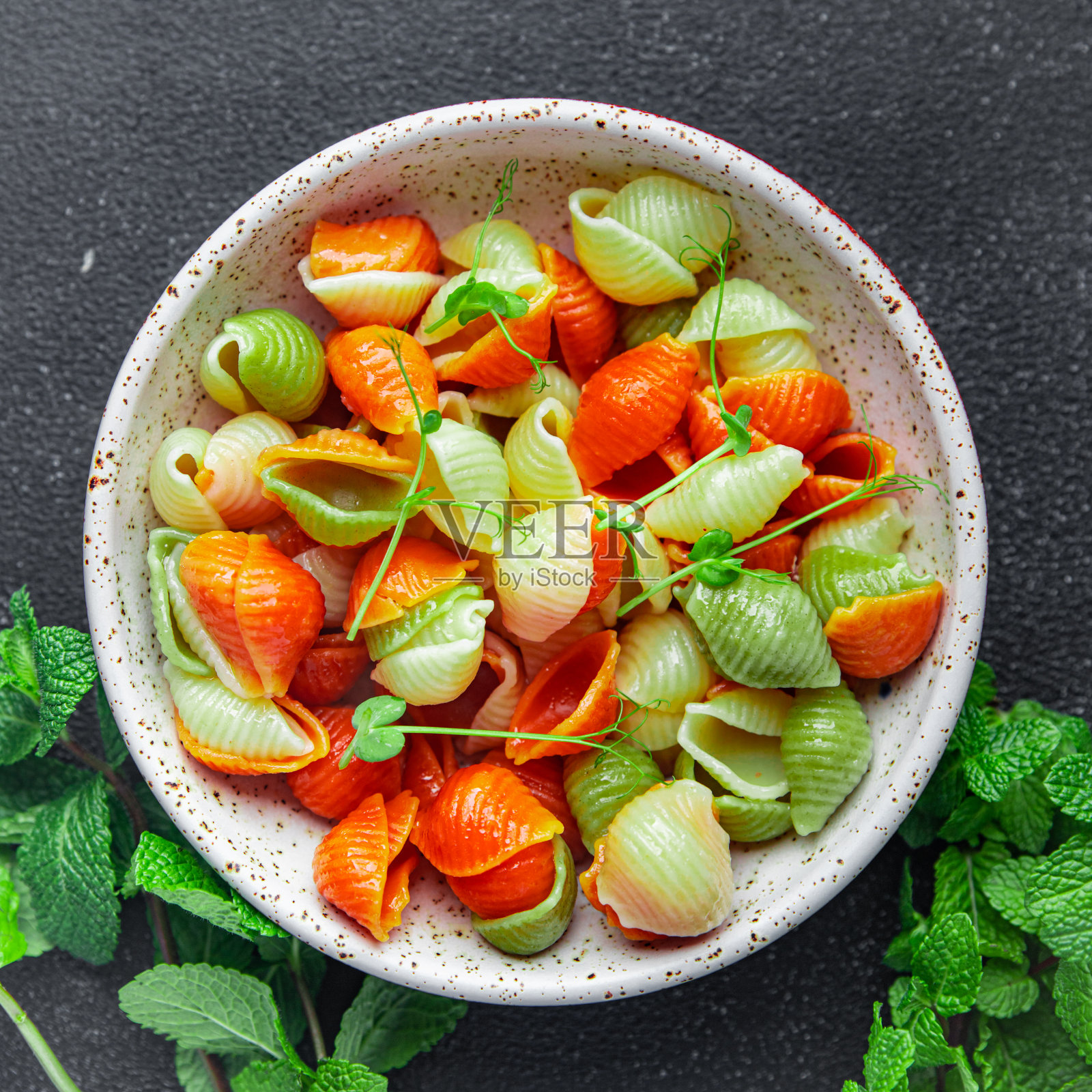 咸菜煮面，彩色装饰，准备吃硬粒小麦，健康餐，零食，在桌子上拷贝空间食品背景质朴照片摄影图片