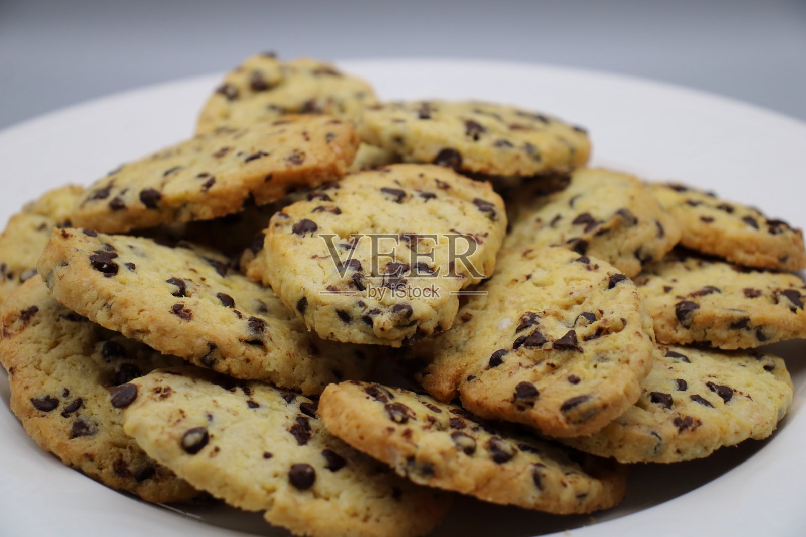 饼干，一种加了巧克力片的脆而有黄油味的美国饼干照片摄影图片