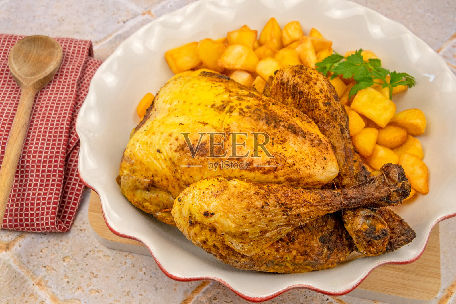 烤鸡配土豆照片摄影图片