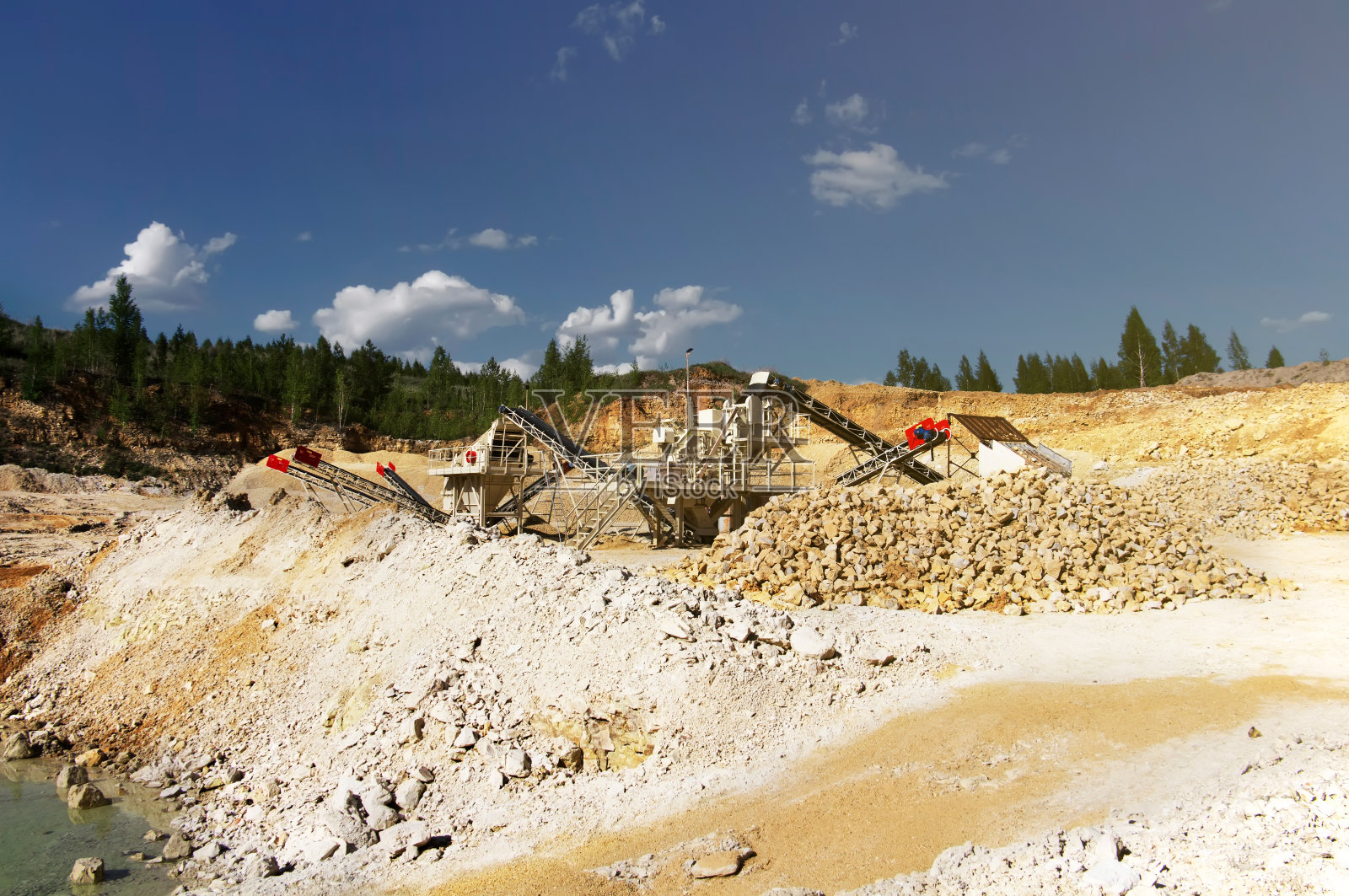 采石场的碎石机。采石的石头照片摄影图片