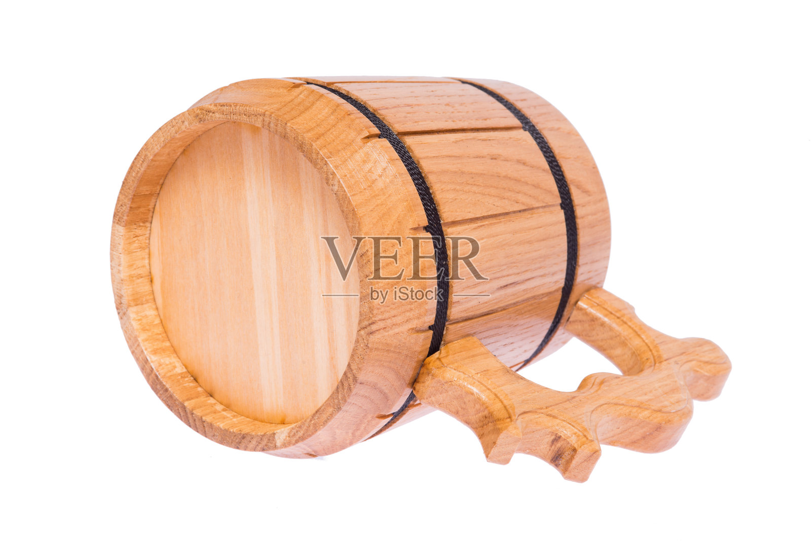 白色背景的啤酒木杯。照片摄影图片