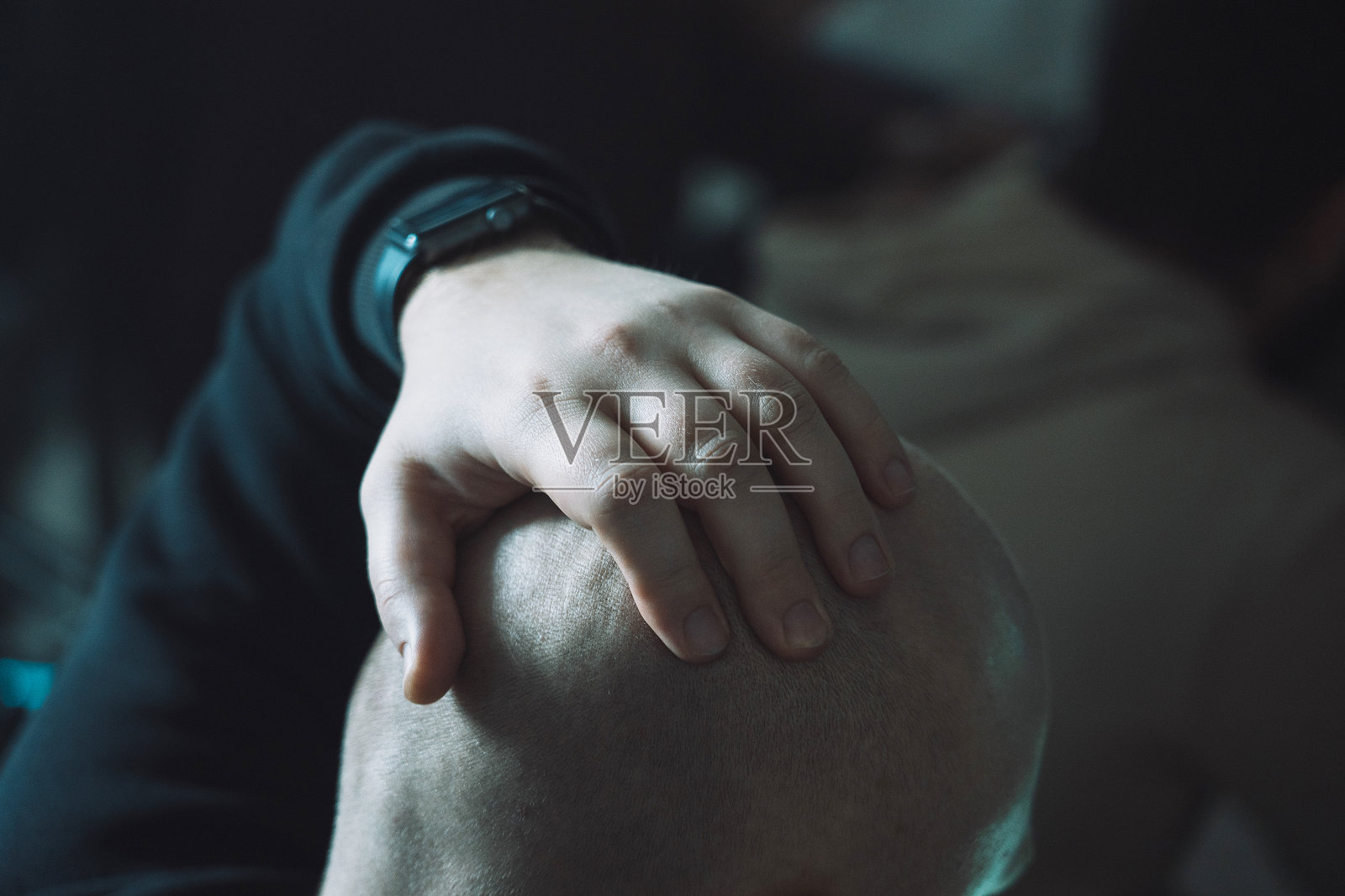 一个男人的大手放在他的光头上的照片照片摄影图片