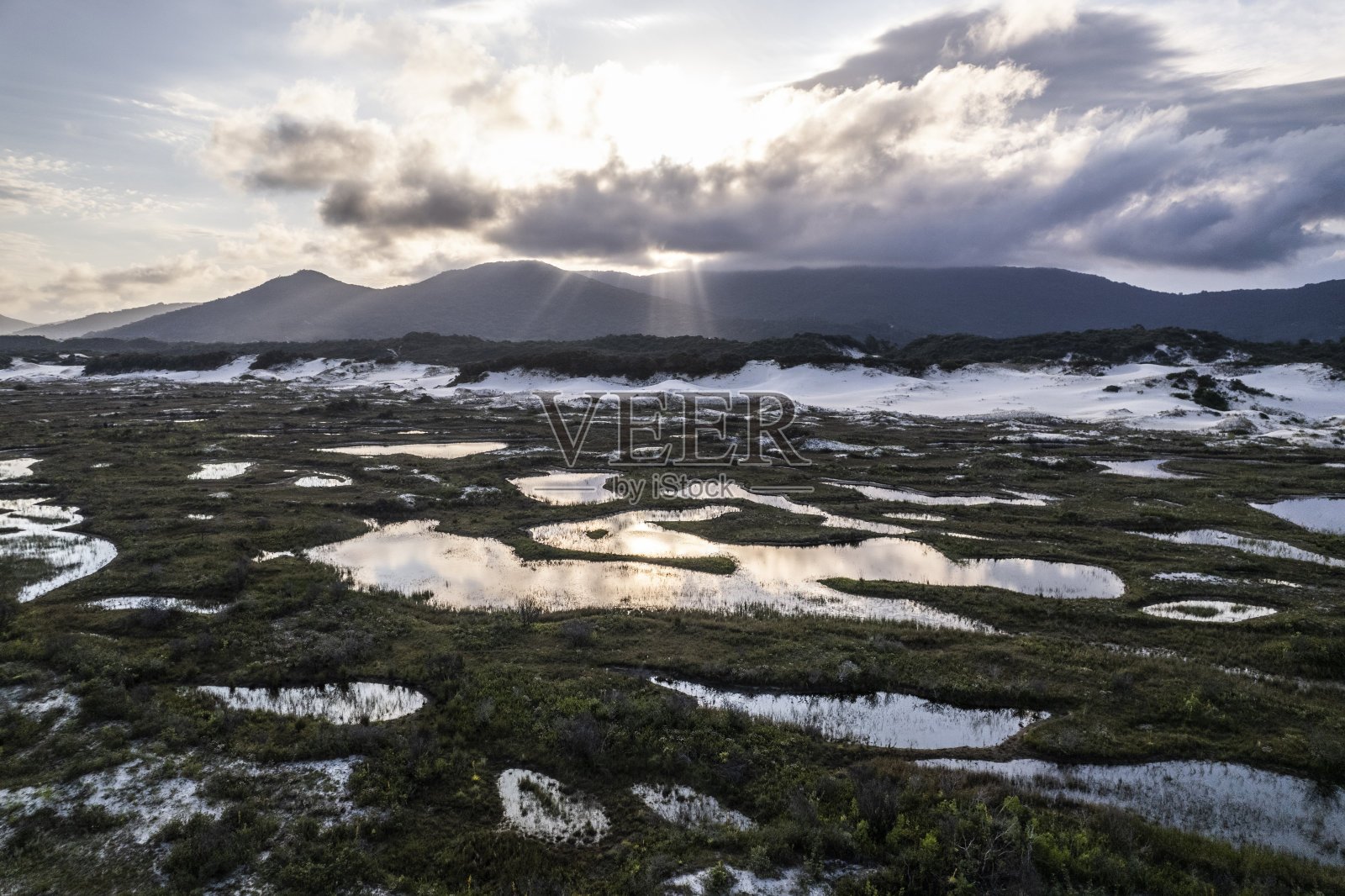 Joaquina公园的沙丘，Florianópolis城市地区的沙质、植被和湖泊环境照片摄影图片