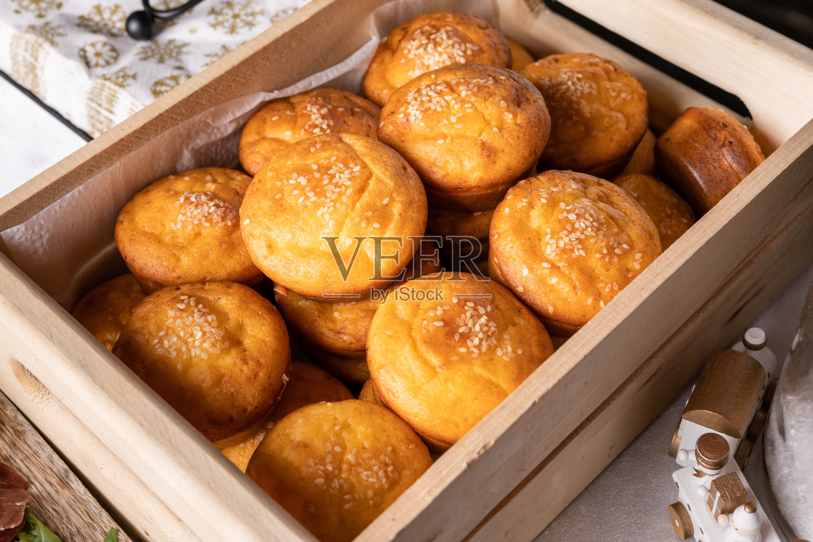 俯瞰玉米面包松饼早餐-烤玉米面包卷新鲜的有机素食-健康饮食传统烹饪概念照片摄影图片