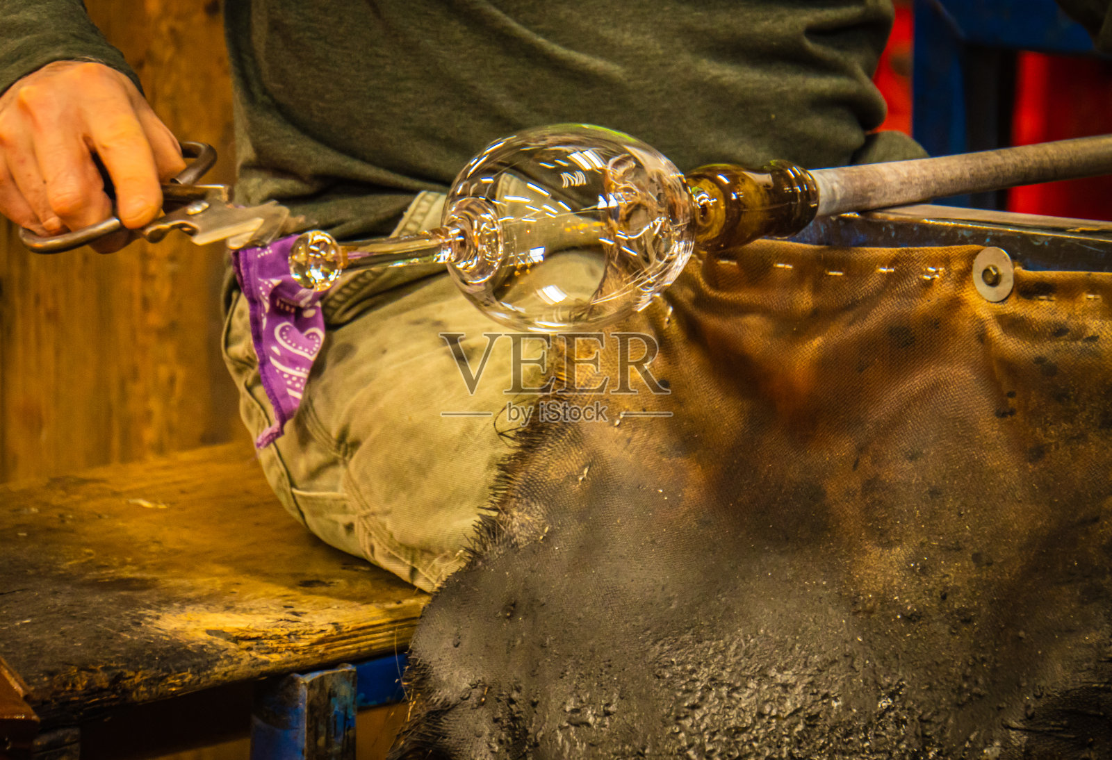 吹玻璃的人正在塑造一个玻璃杯照片摄影图片