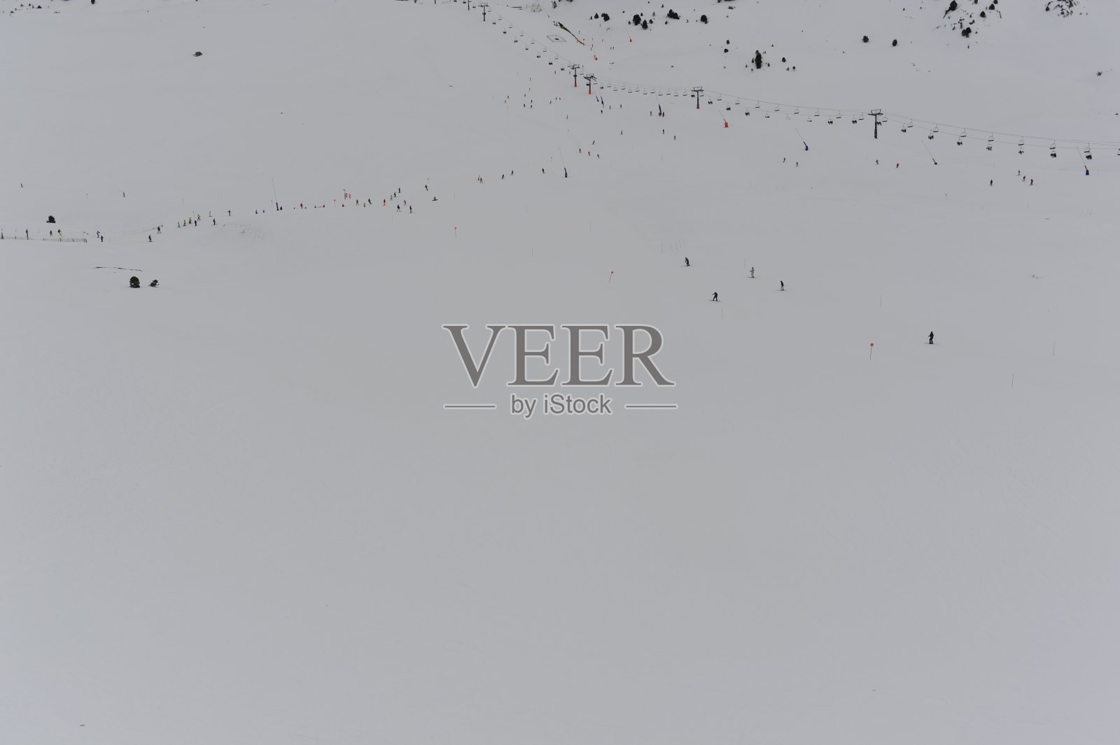 比利牛斯山脉在冬季与雪峰Grandvalira滑雪天堂度假村安道尔照片摄影图片