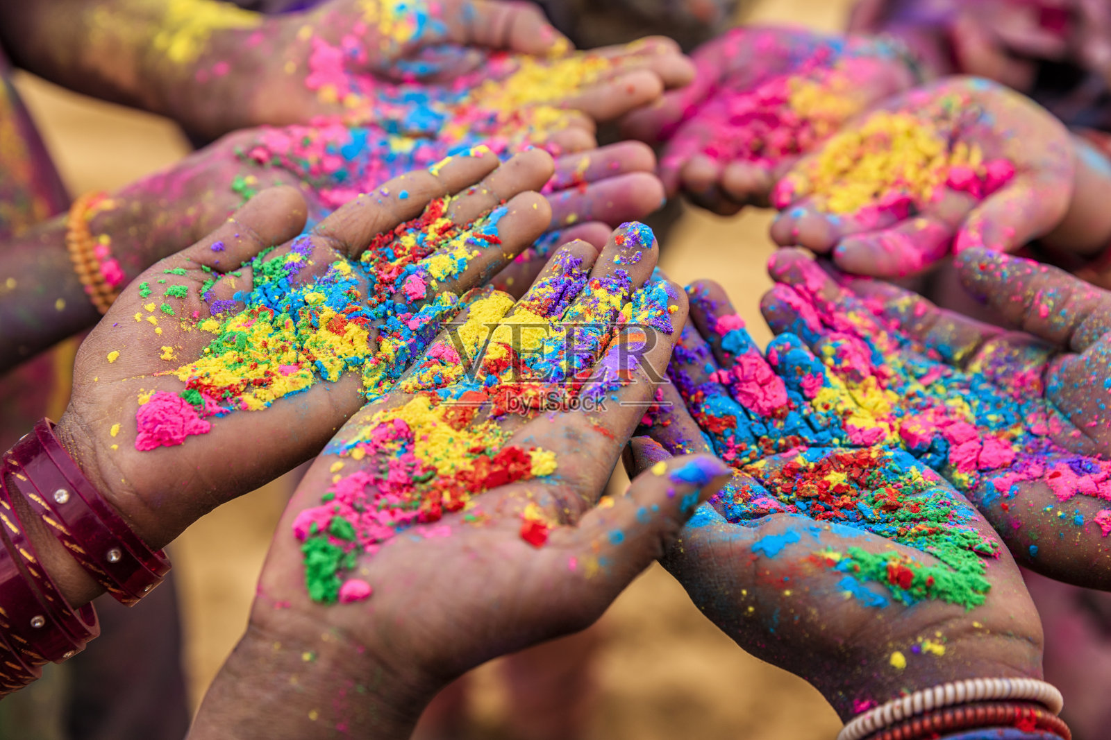在印度拉贾斯坦邦，一群正在玩胡里节的印度孩子照片摄影图片
