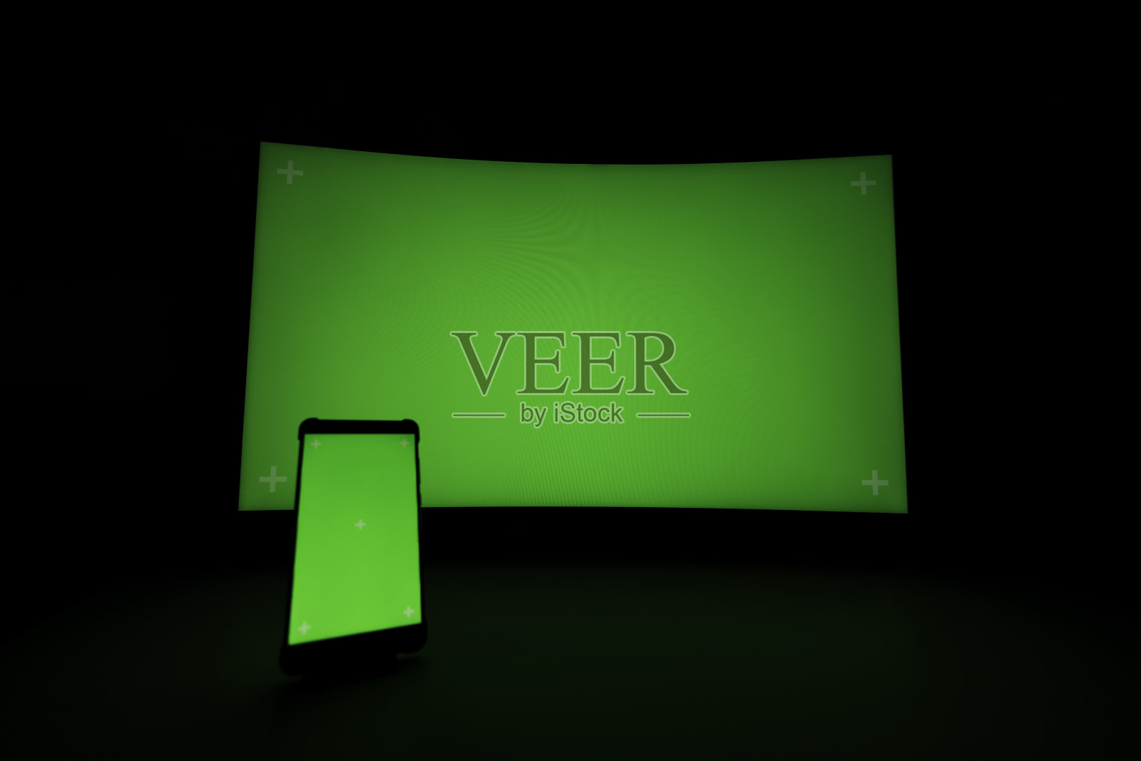 绿色屏幕的电脑和智能手机照片摄影图片