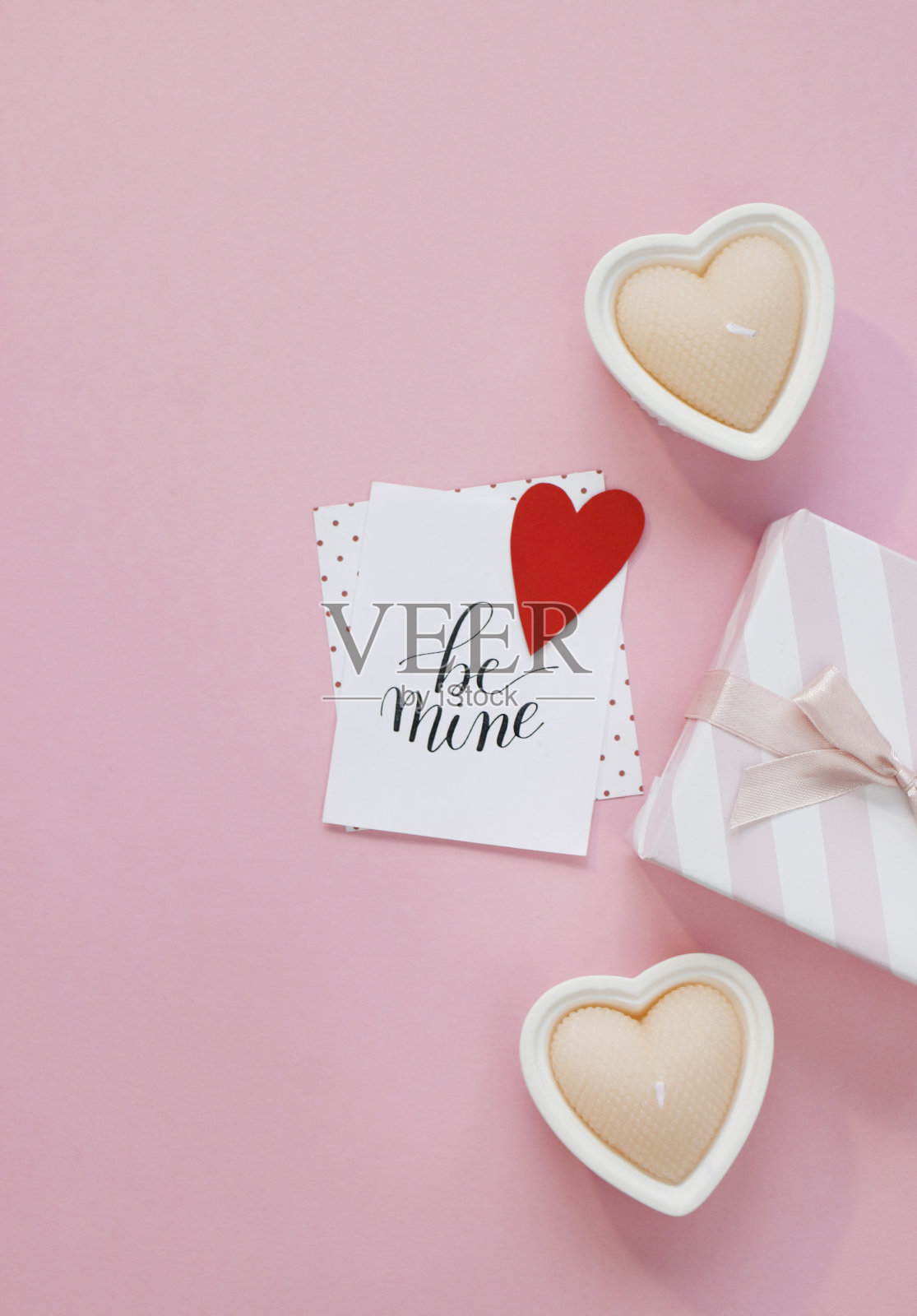 快乐的情人节作文。空白贺卡模型，礼品盒，红心，粉色背景上的五彩纸屑照片摄影图片