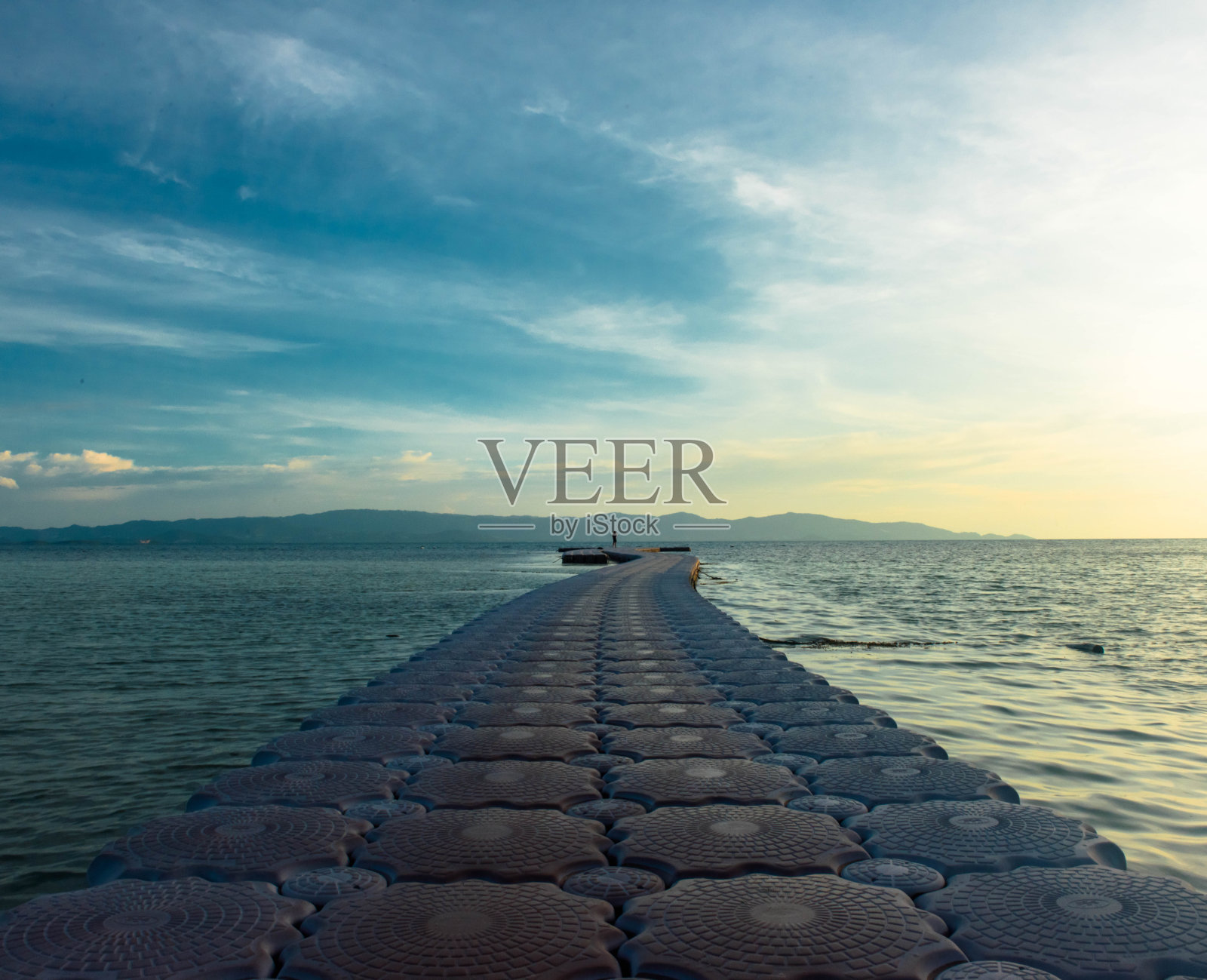 在Haad Rin, Ko Phangan的日落海滩上，有一条通往大海的长廊。照片摄影图片