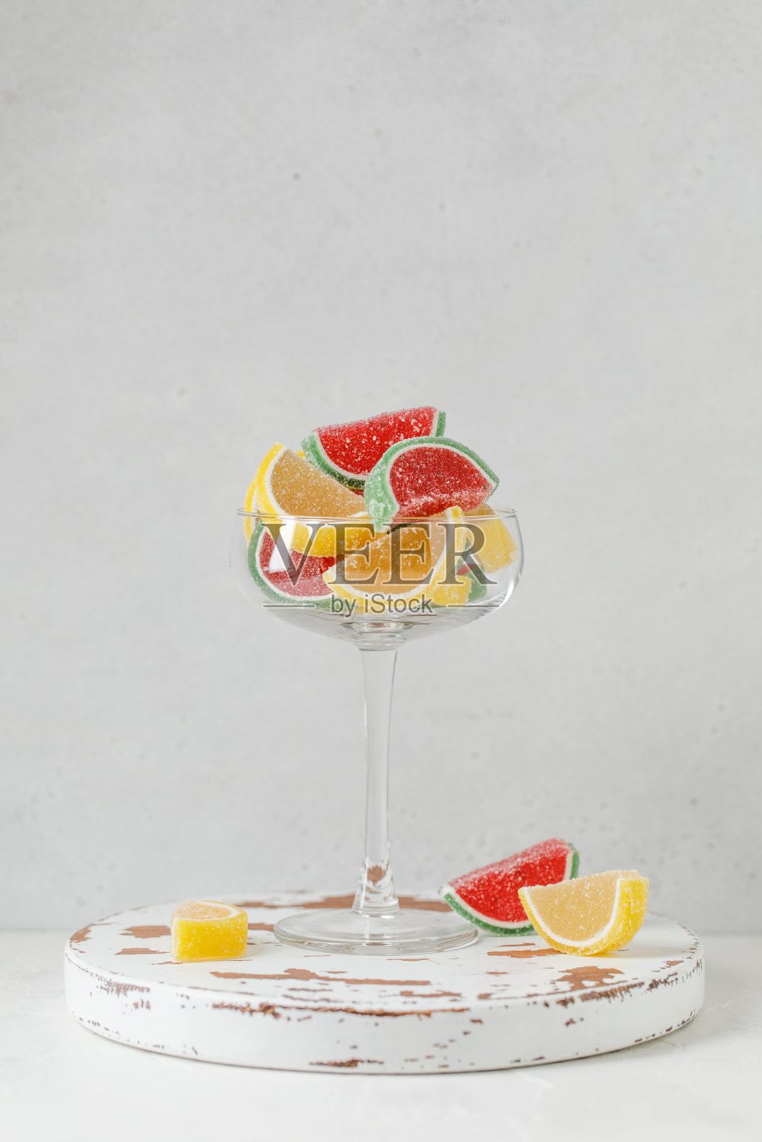 水果果酱在白色的背景。撒上砂糖的橘子酱片照片摄影图片