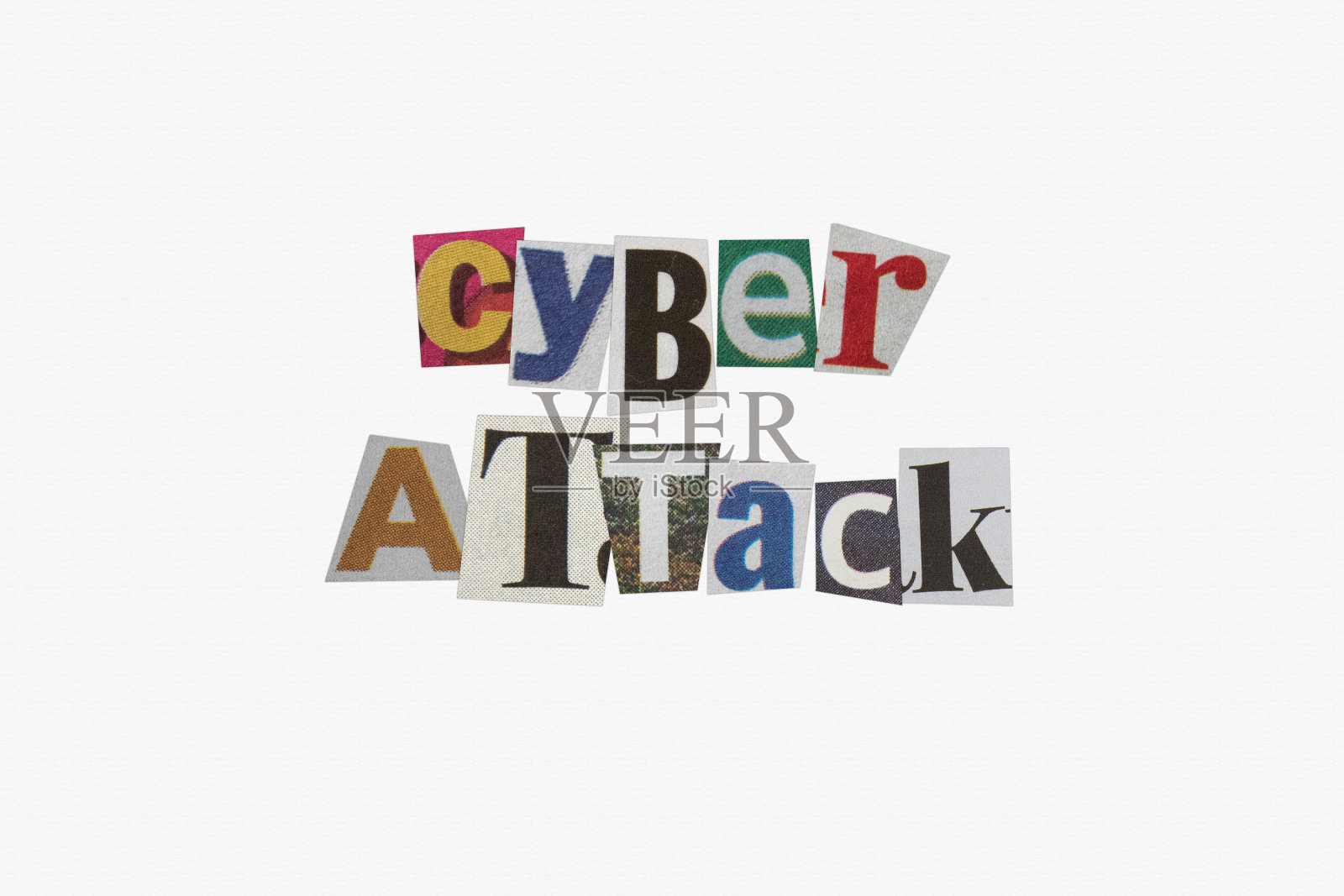 从报纸上剪下带有“网络攻击”文字的匿名信照片摄影图片