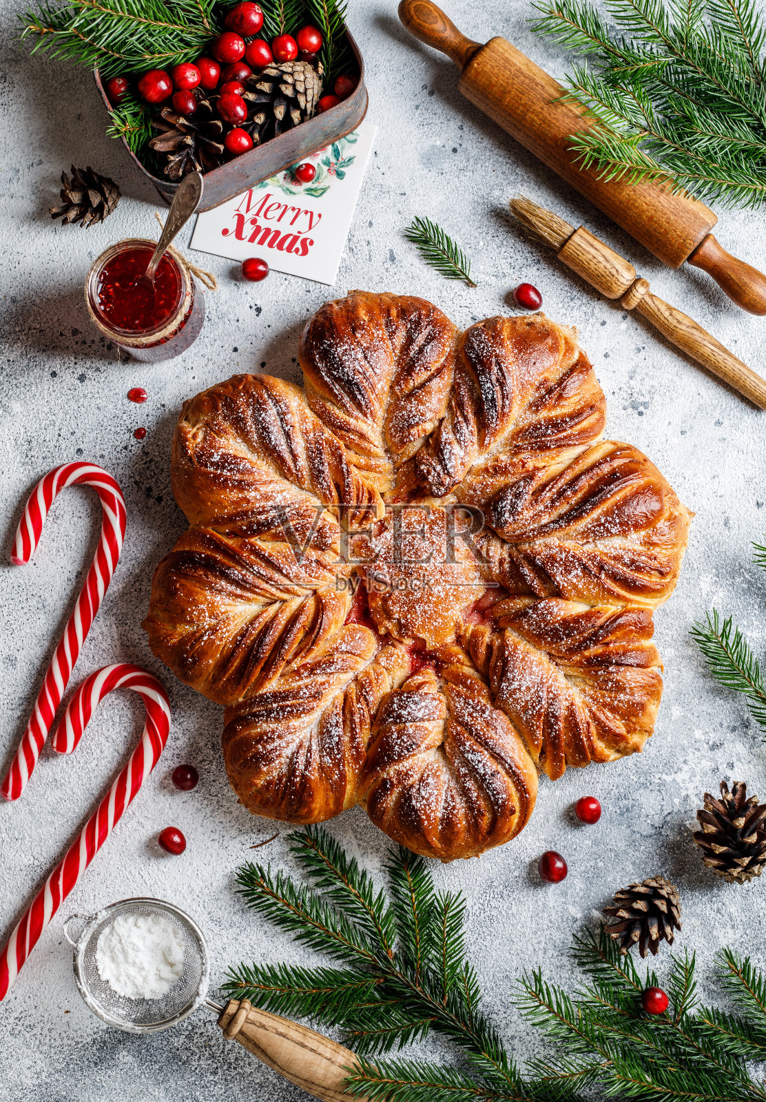 圣诞明星面包与蔓越莓果酱在灰色的圣诞背景照片摄影图片