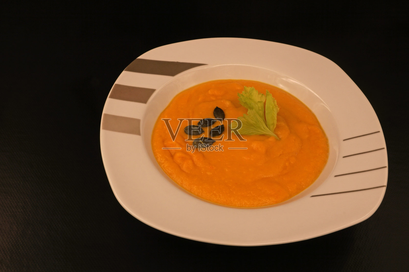 奶油南瓜汤配咖喱和椰奶照片摄影图片