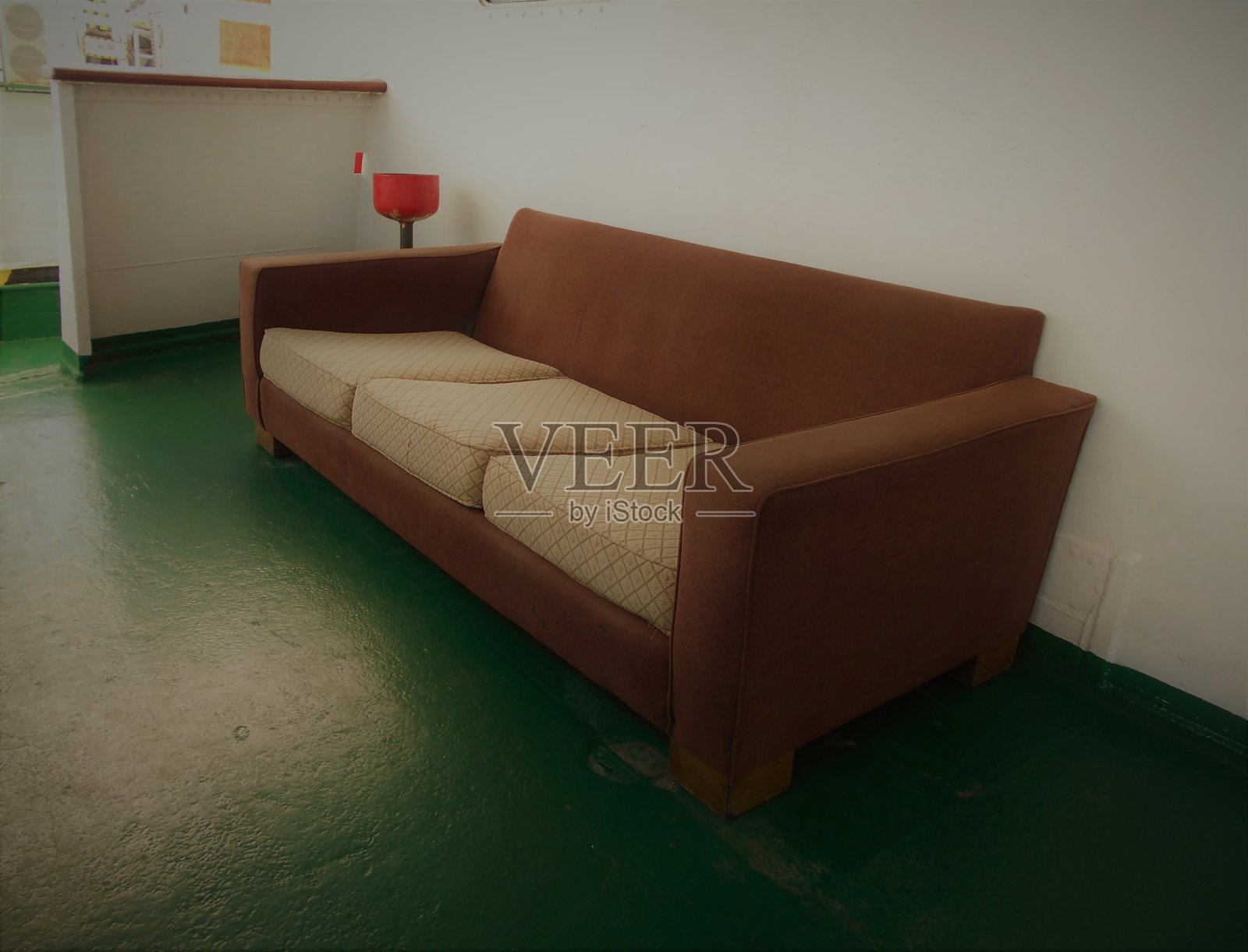 放在船上的沙发照片摄影图片