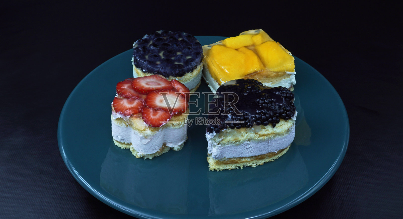 水果馅饼配酸奶奶油和饼干照片摄影图片