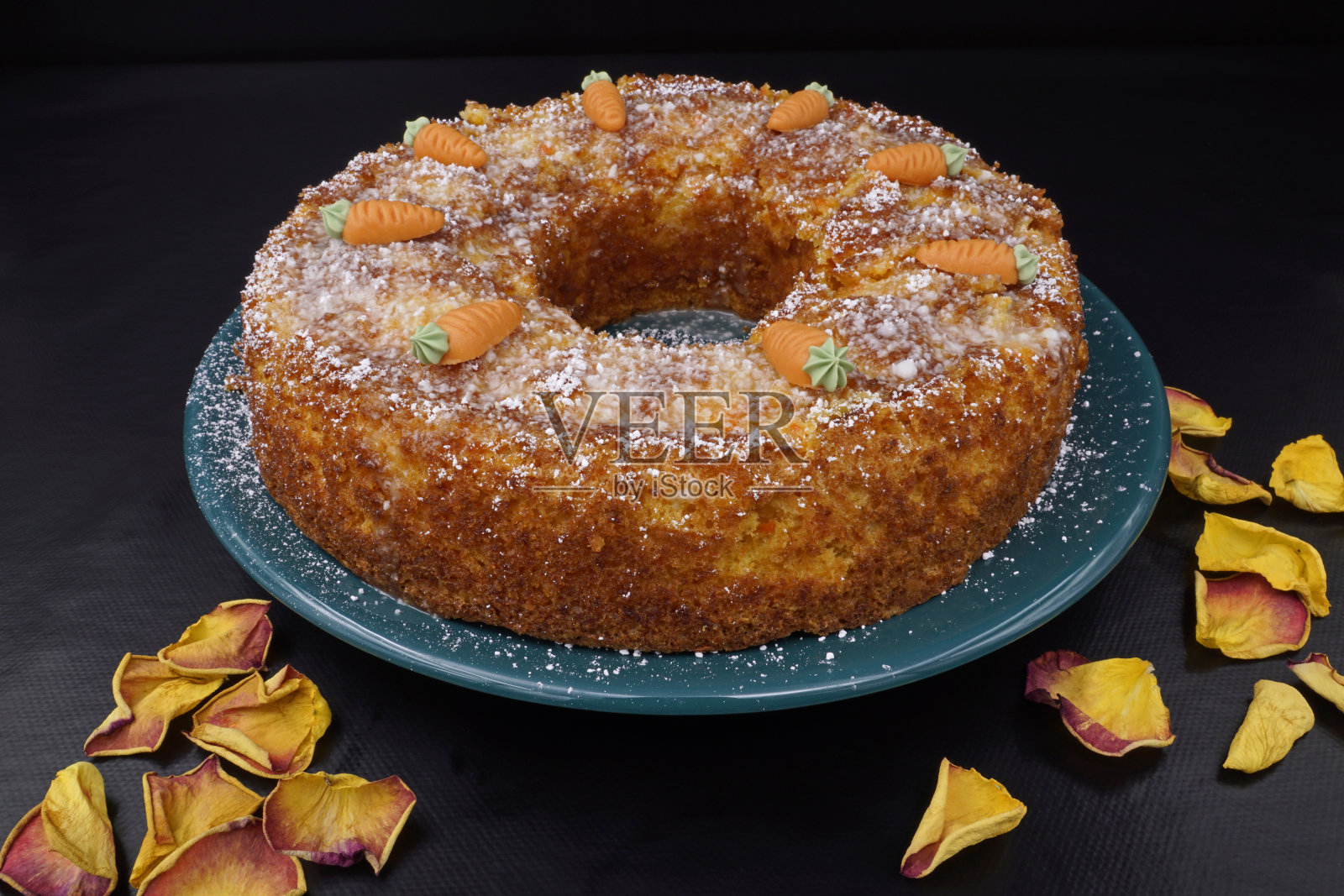 新鲜出炉的自制胡萝卜蛋糕照片摄影图片