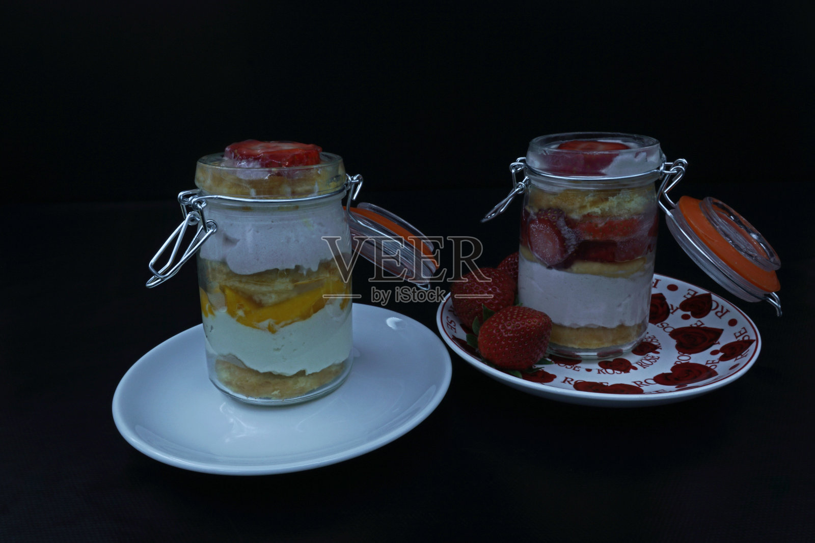 酸奶、奶油、饼干和新鲜水果照片摄影图片