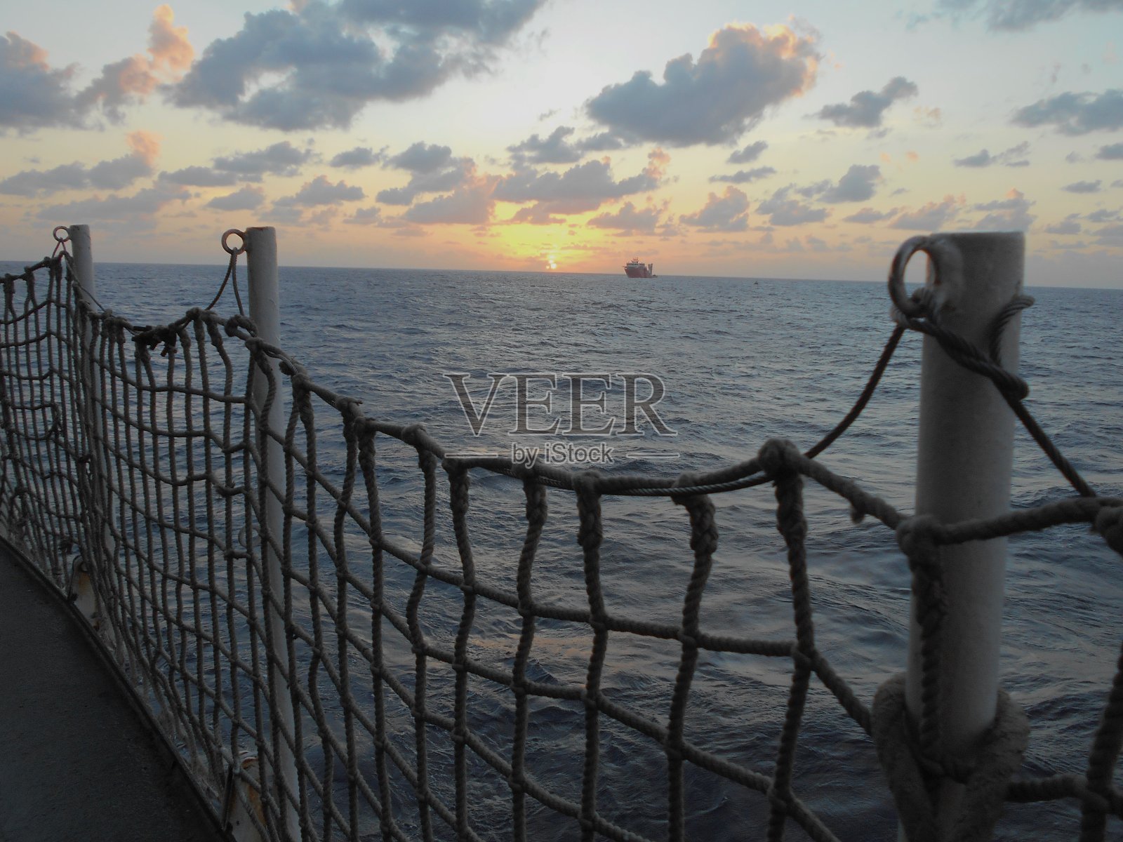 傍晚在海上从船的甲板上俯瞰照片摄影图片