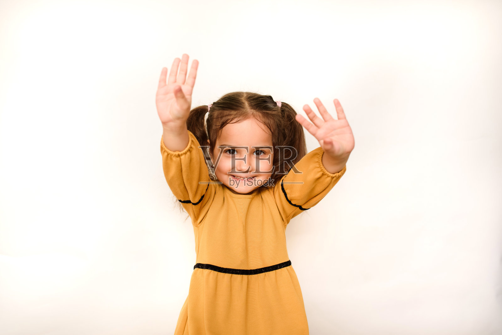 白色背景上的小女孩。照片摄影图片