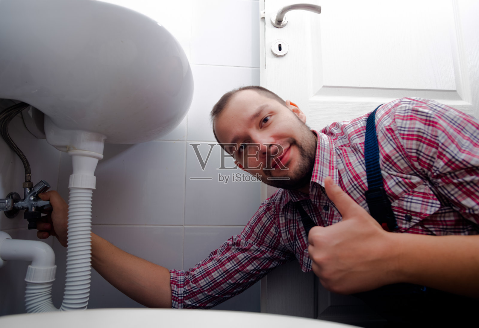 水管工在浴室里安装水槽照片摄影图片