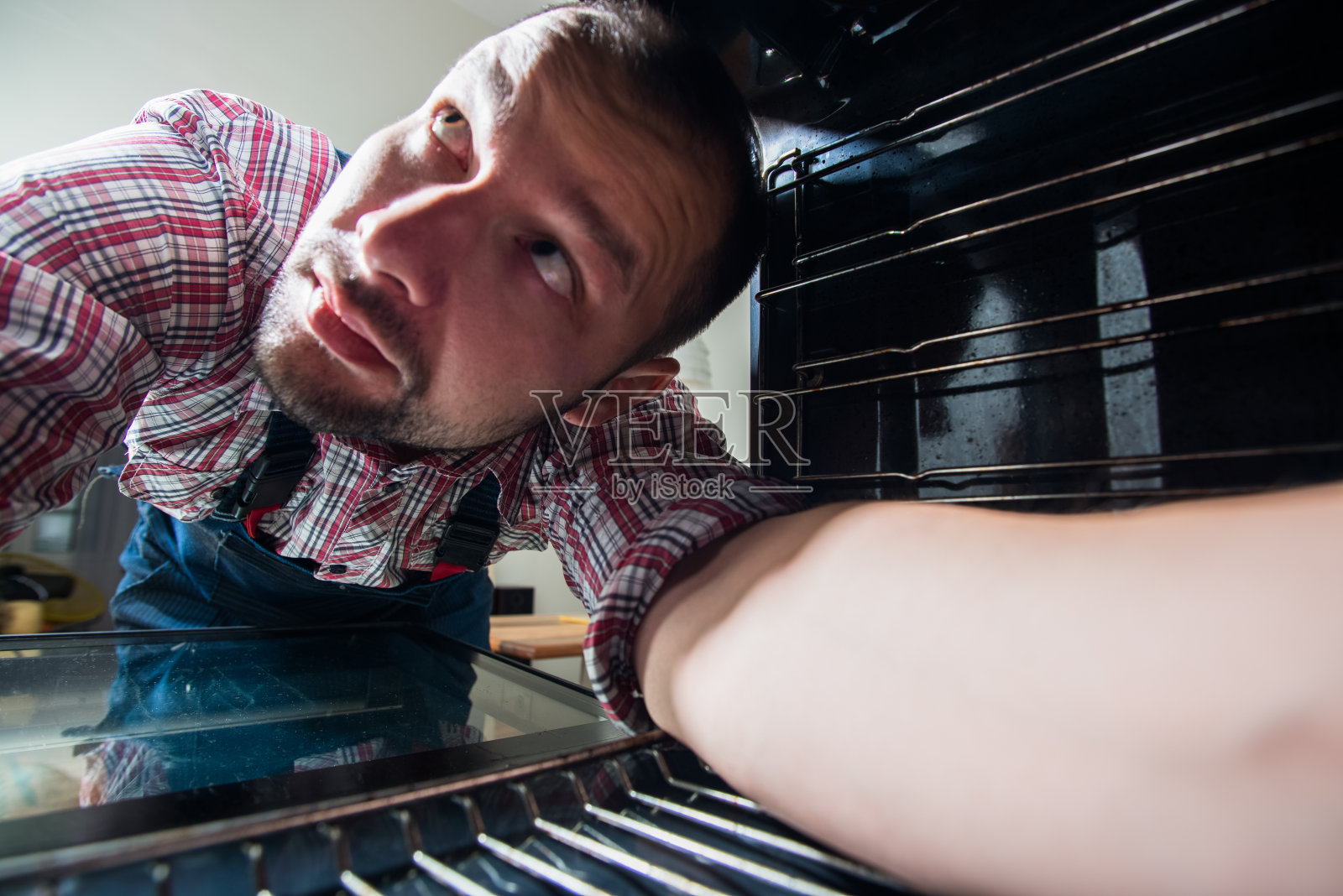 工人们在烤箱里寻找这个问题照片摄影图片