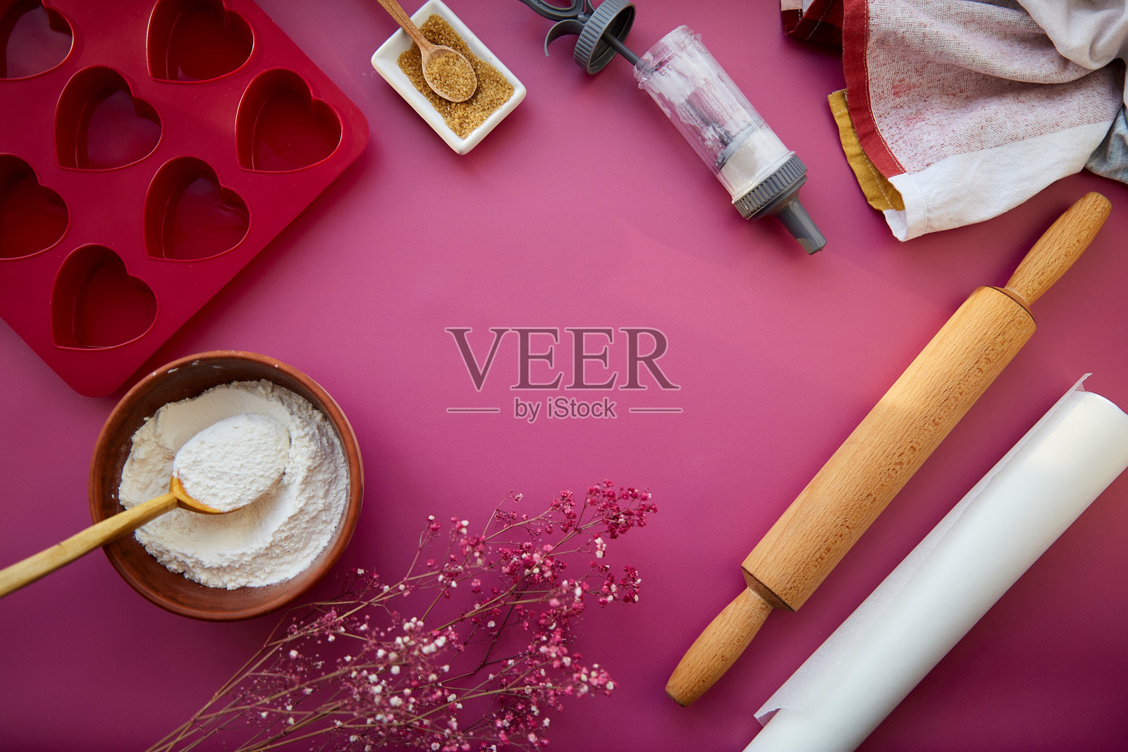 烘烤用心形硅胶模具，擀面杖，糖果注射器，釉料，面粉，糖。满天星花装饰照片摄影图片