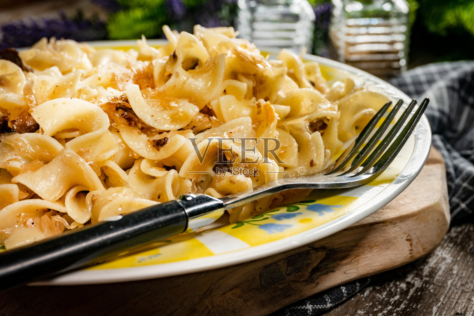 德国泡菜和香肠意大利面。照片摄影图片