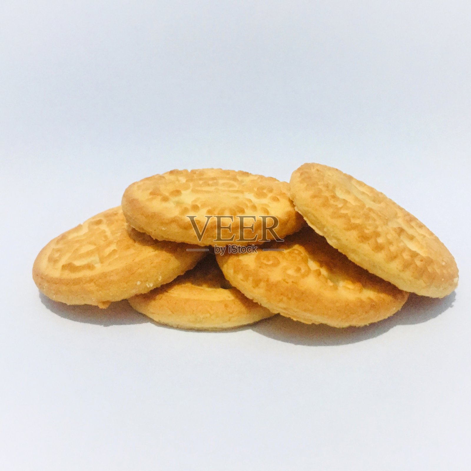 白色底色的小麦饼干。照片摄影图片