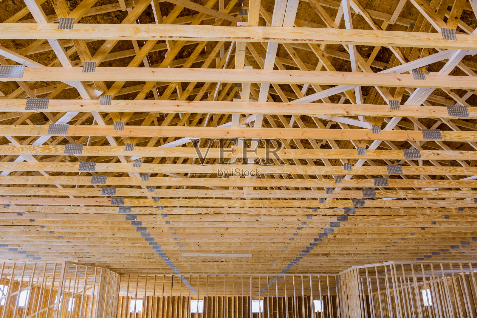 屋顶框架木梁的木结构建筑新木棍建造的家园正在建设中照片摄影图片