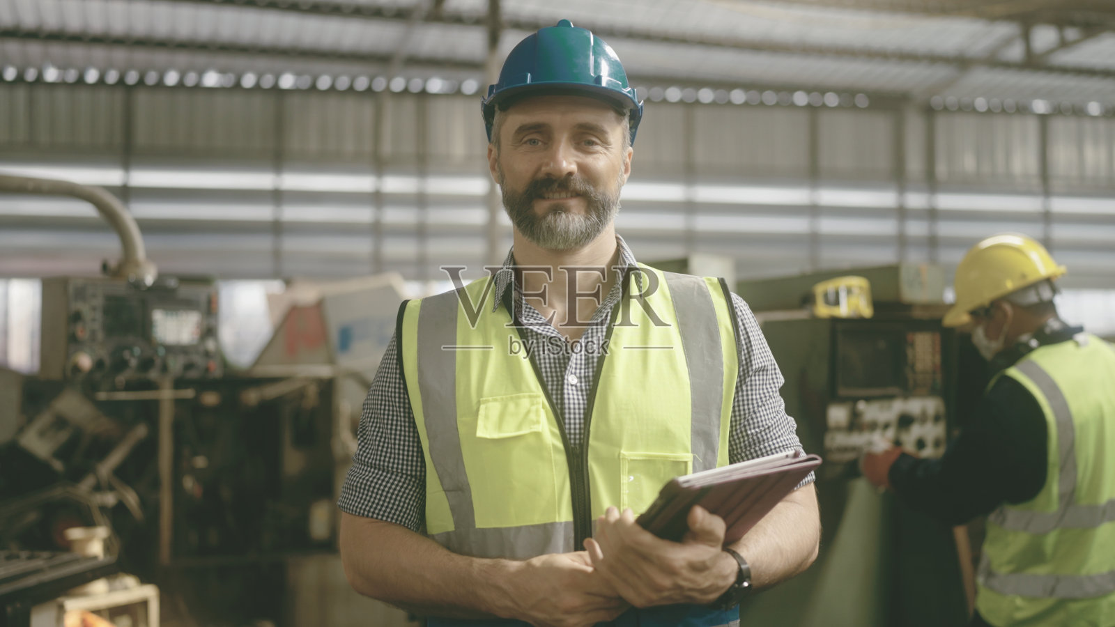 检查工厂机器状况的负责人照片摄影图片