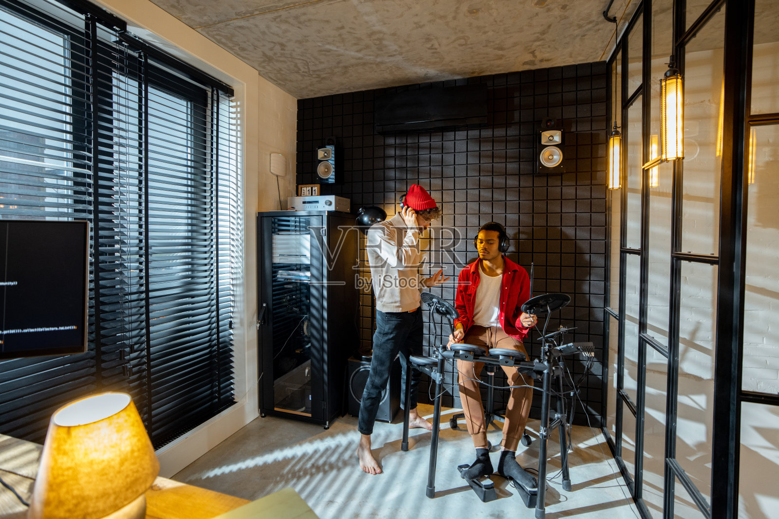男人们在家庭录音室打电鼓照片摄影图片
